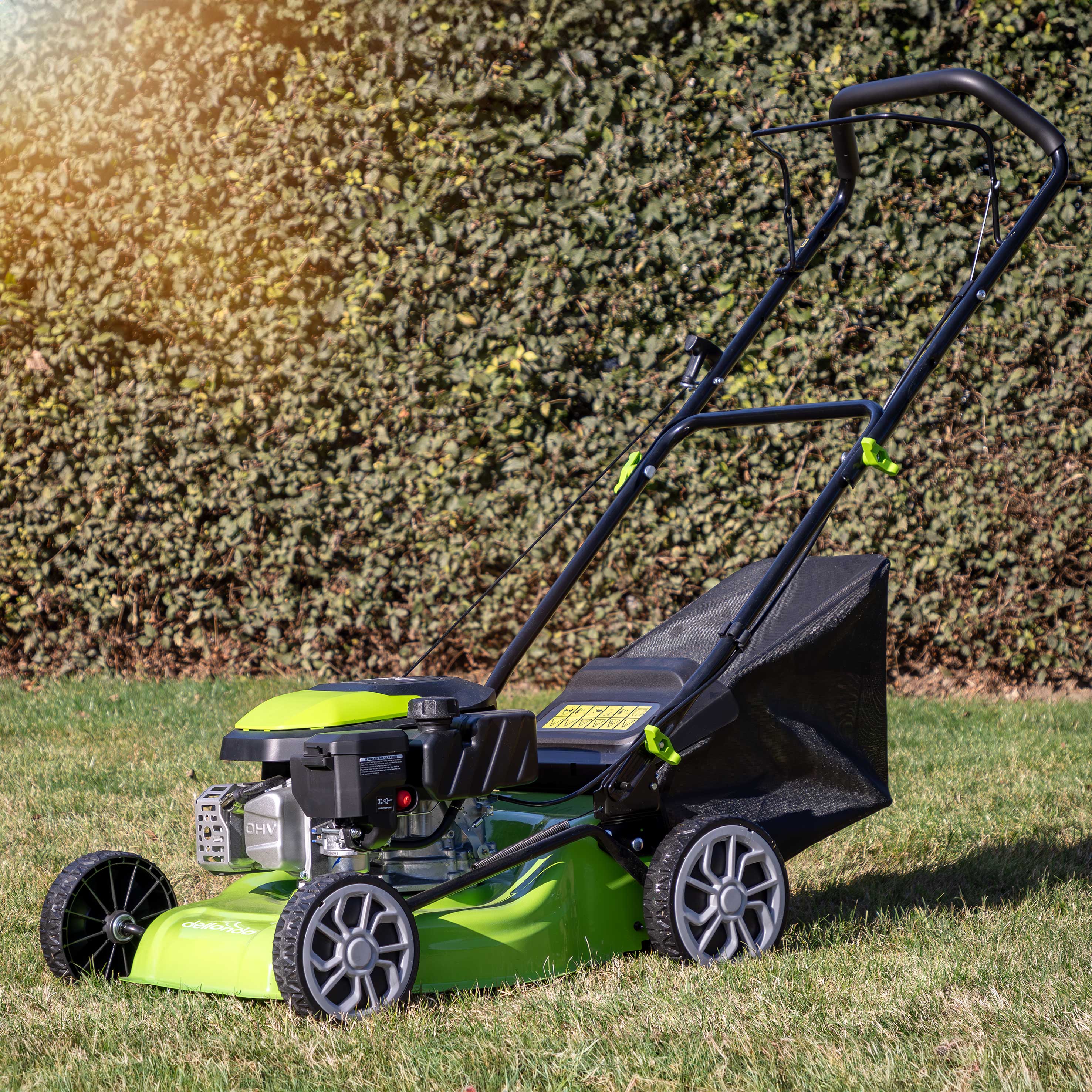 Dellonda DG100 Lawnmowers Action shot - lifestyle
