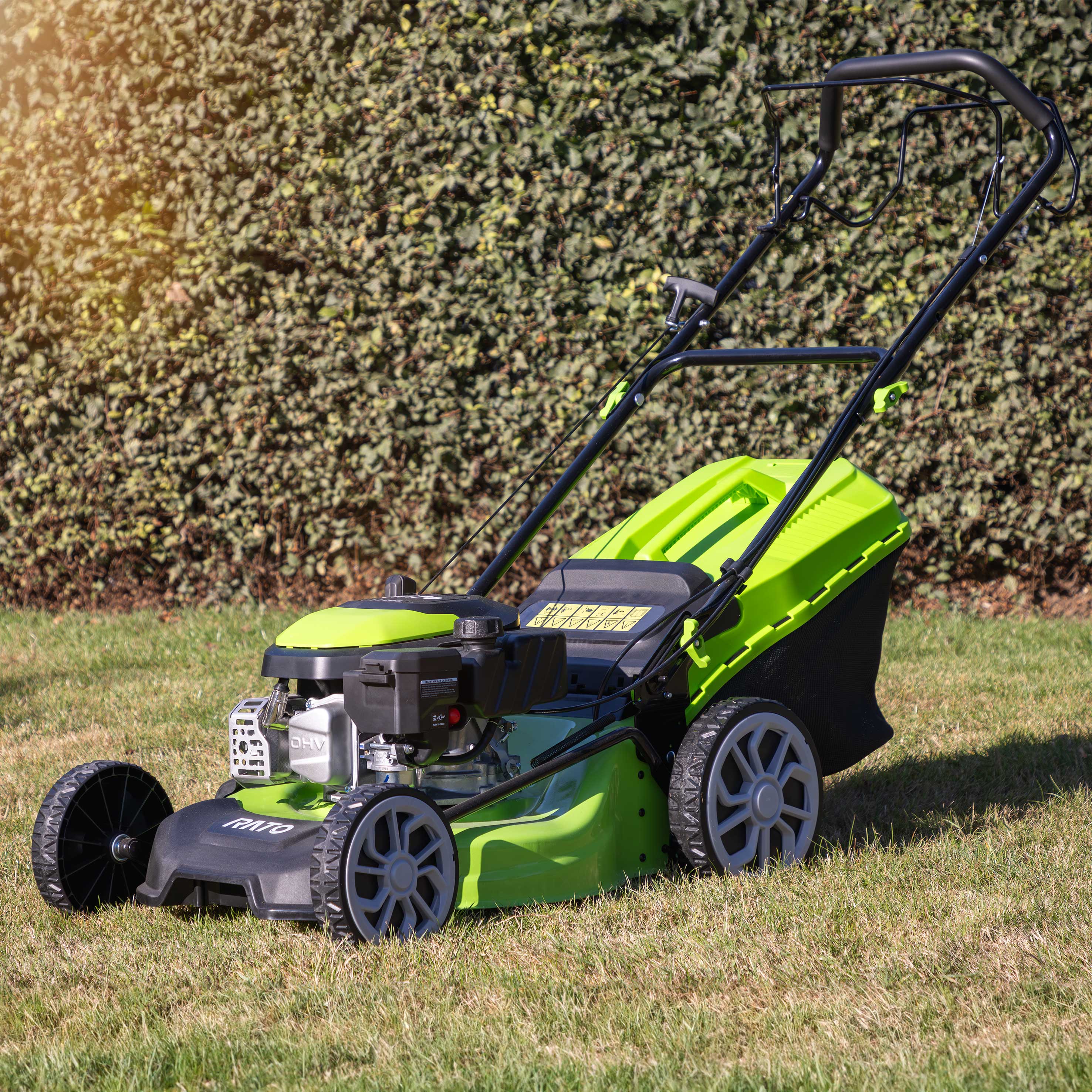 Dellonda DG101 Lawnmowers Action shot - lifestyle