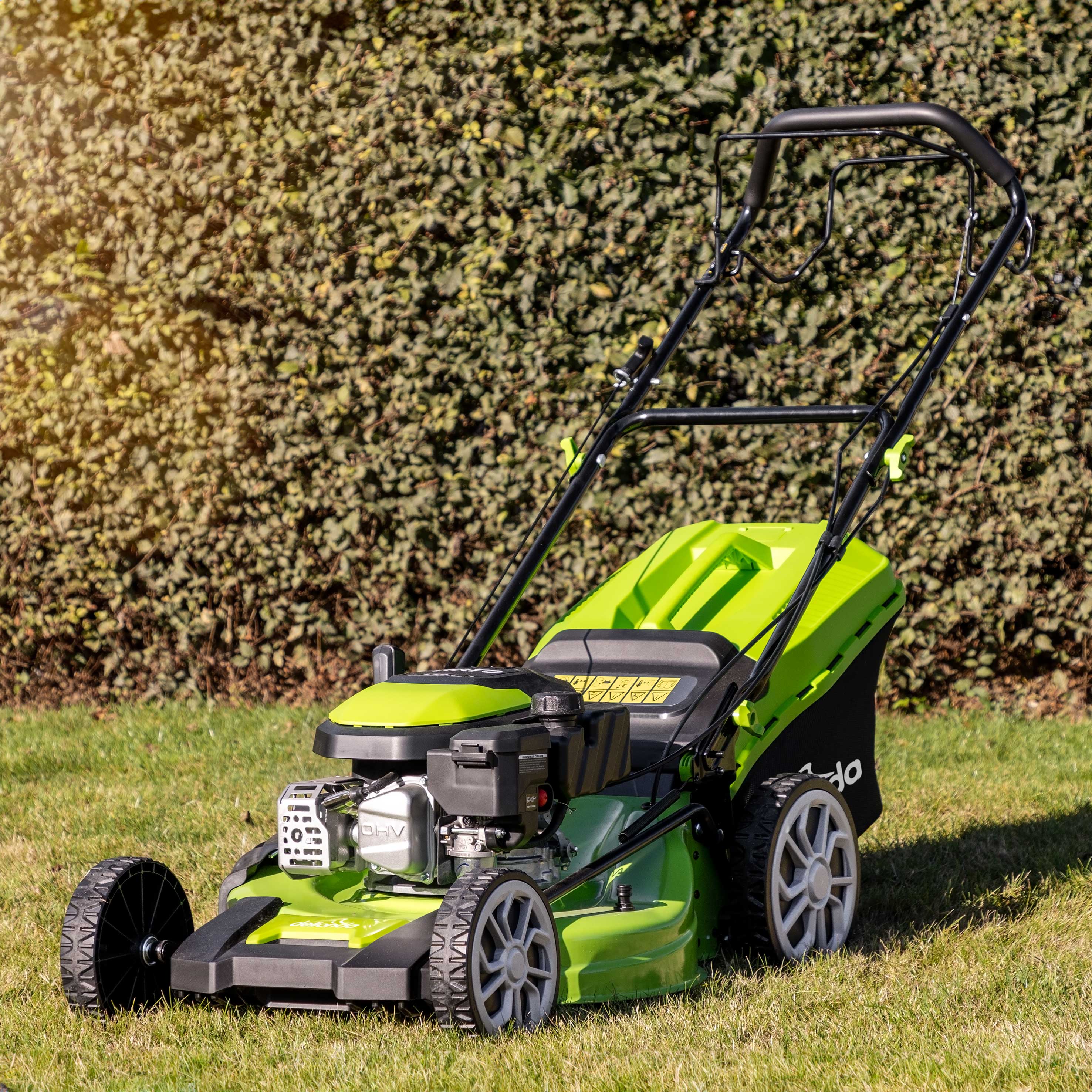 Dellonda DG102 Lawnmowers Action shot - lifestyle