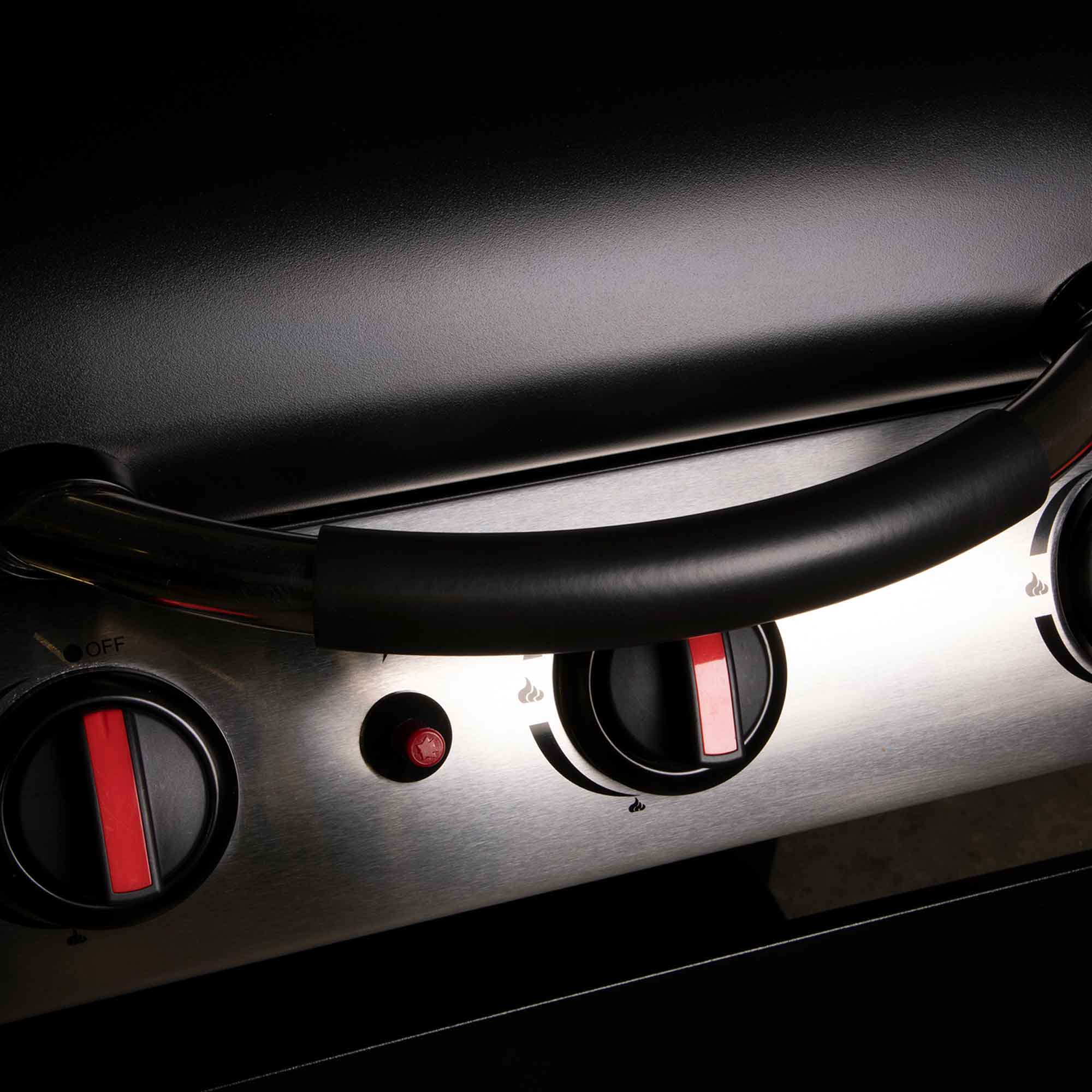 Dellonda DG14 Barbecues Action shot - lid - handle
