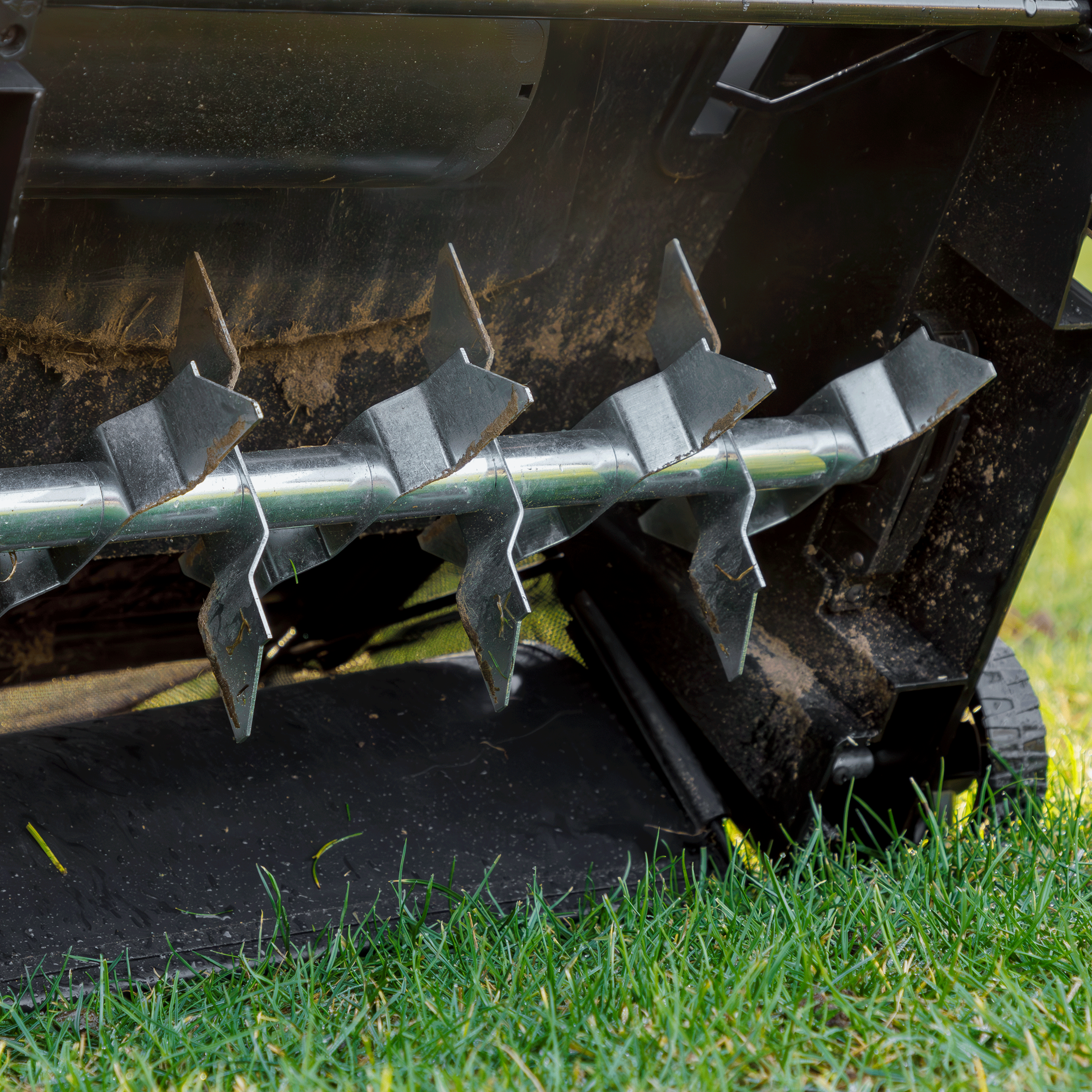 Dellonda DG216 Scarifiers Action shot - aerator