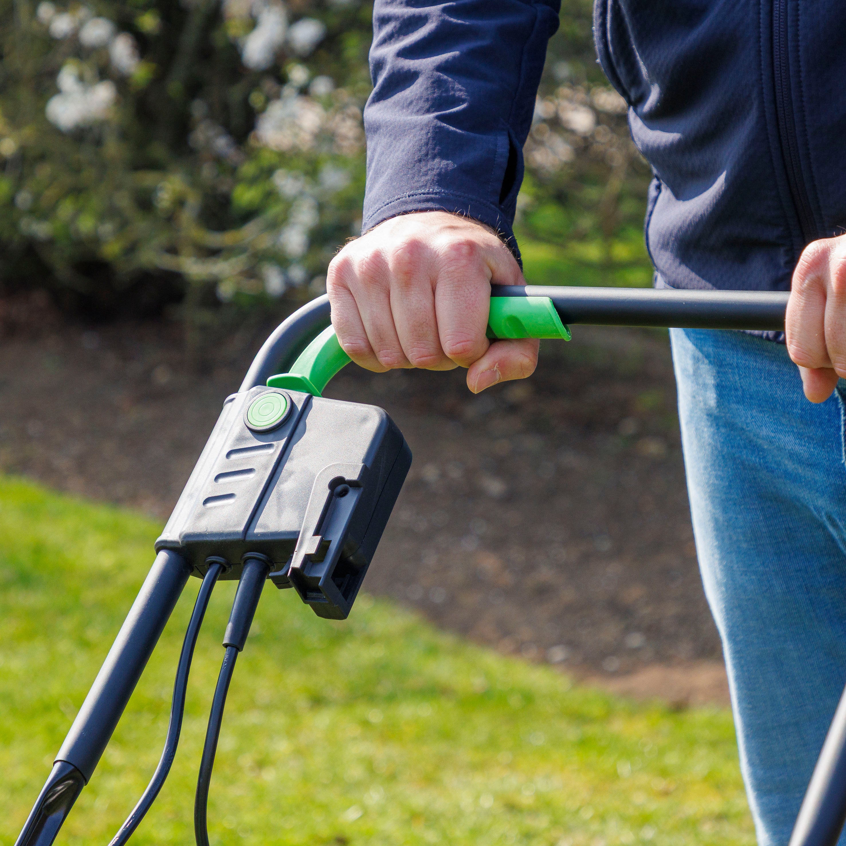 Dellonda DG216 Scarifiers Action shot - dead - mans - handle