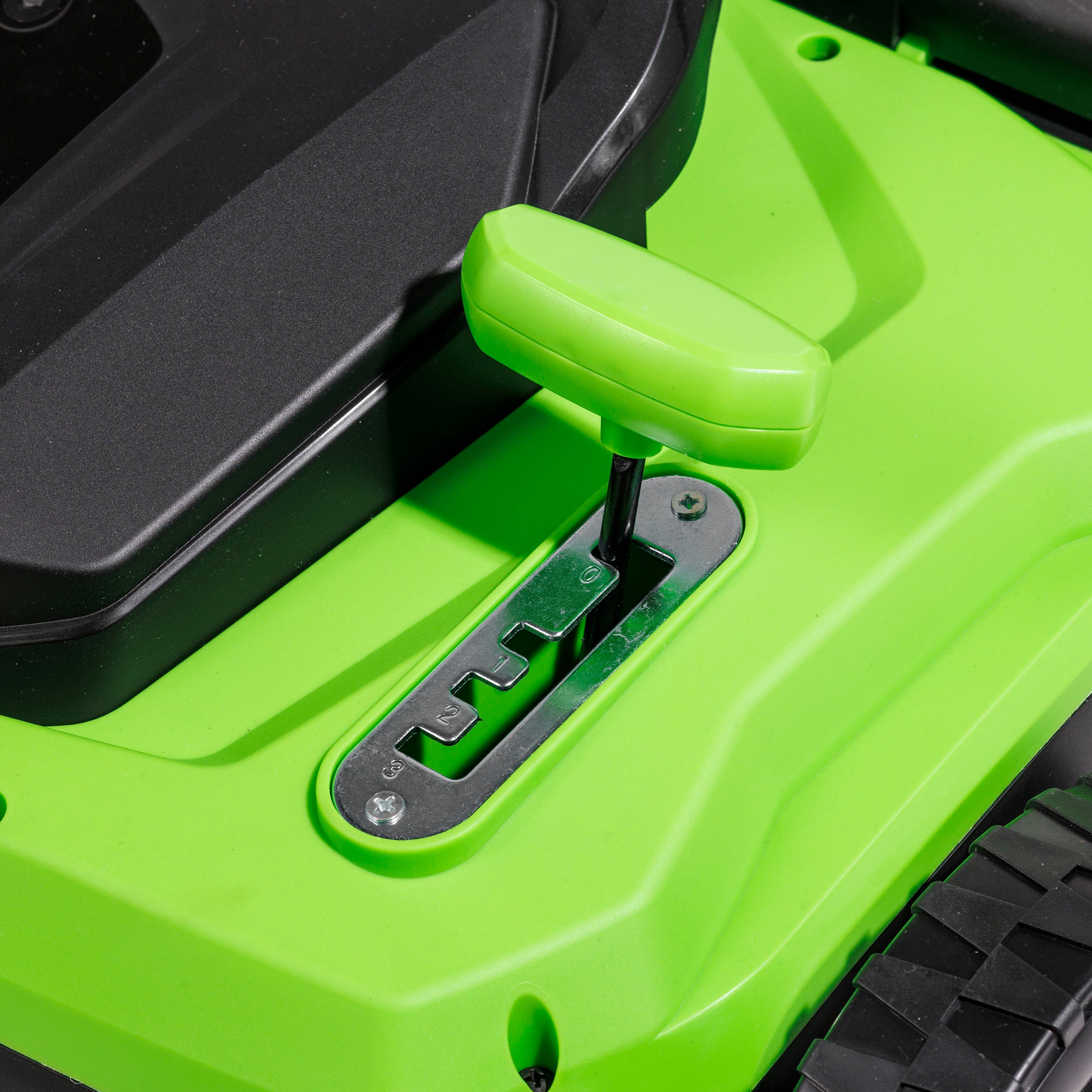 Dellonda DG216 Scarifiers Action shot - height - adjustmentt