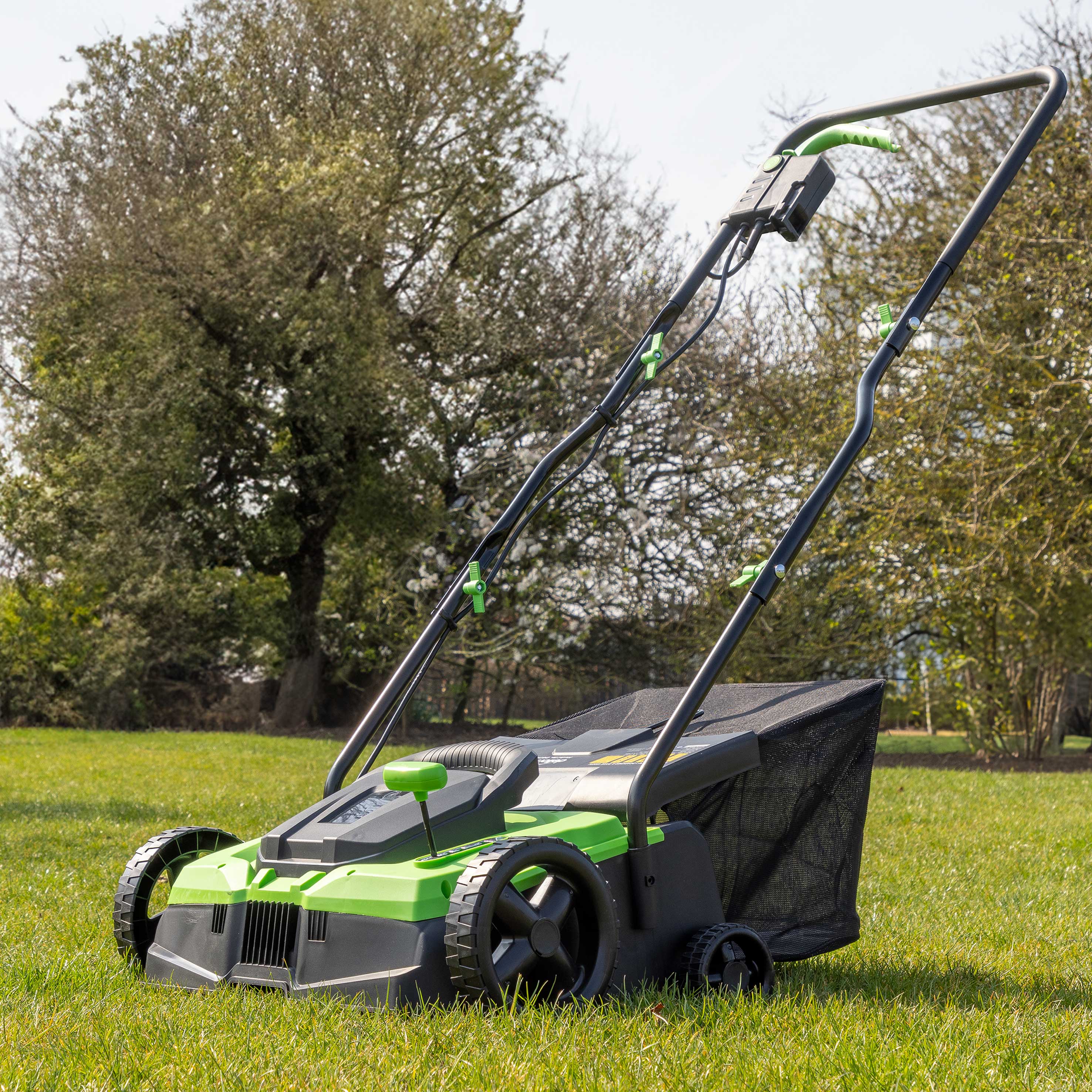 Dellonda DG216 Scarifiers Action shot - lifestyle
