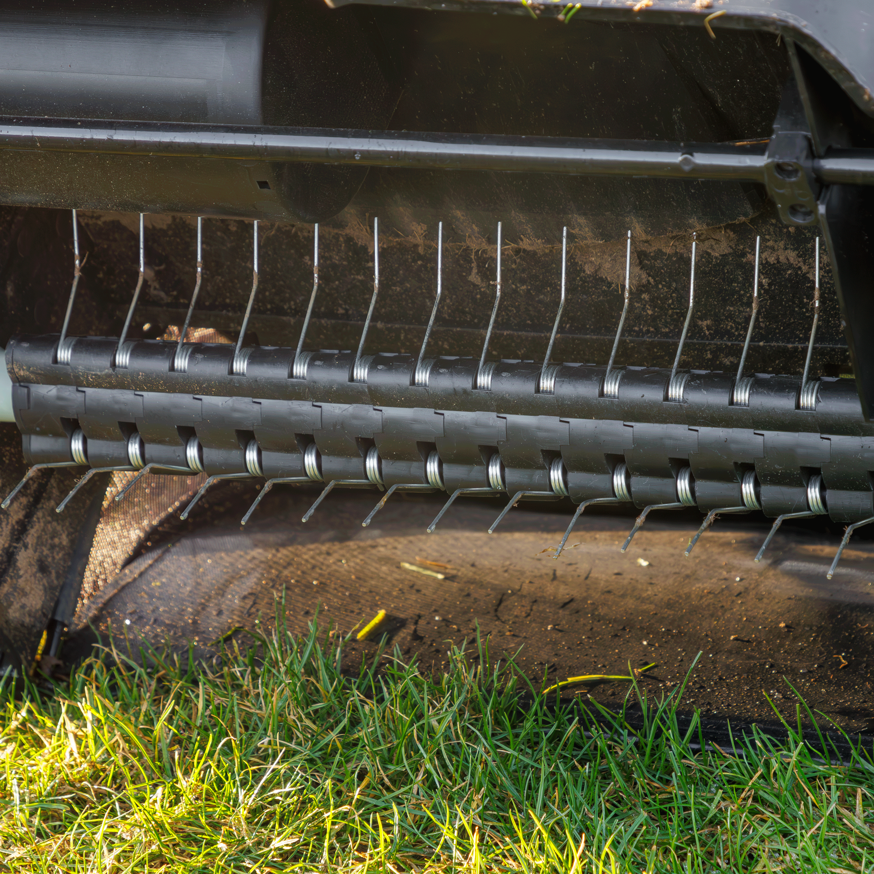 Dellonda DG216 Scarifiers Action shot - rake - drum