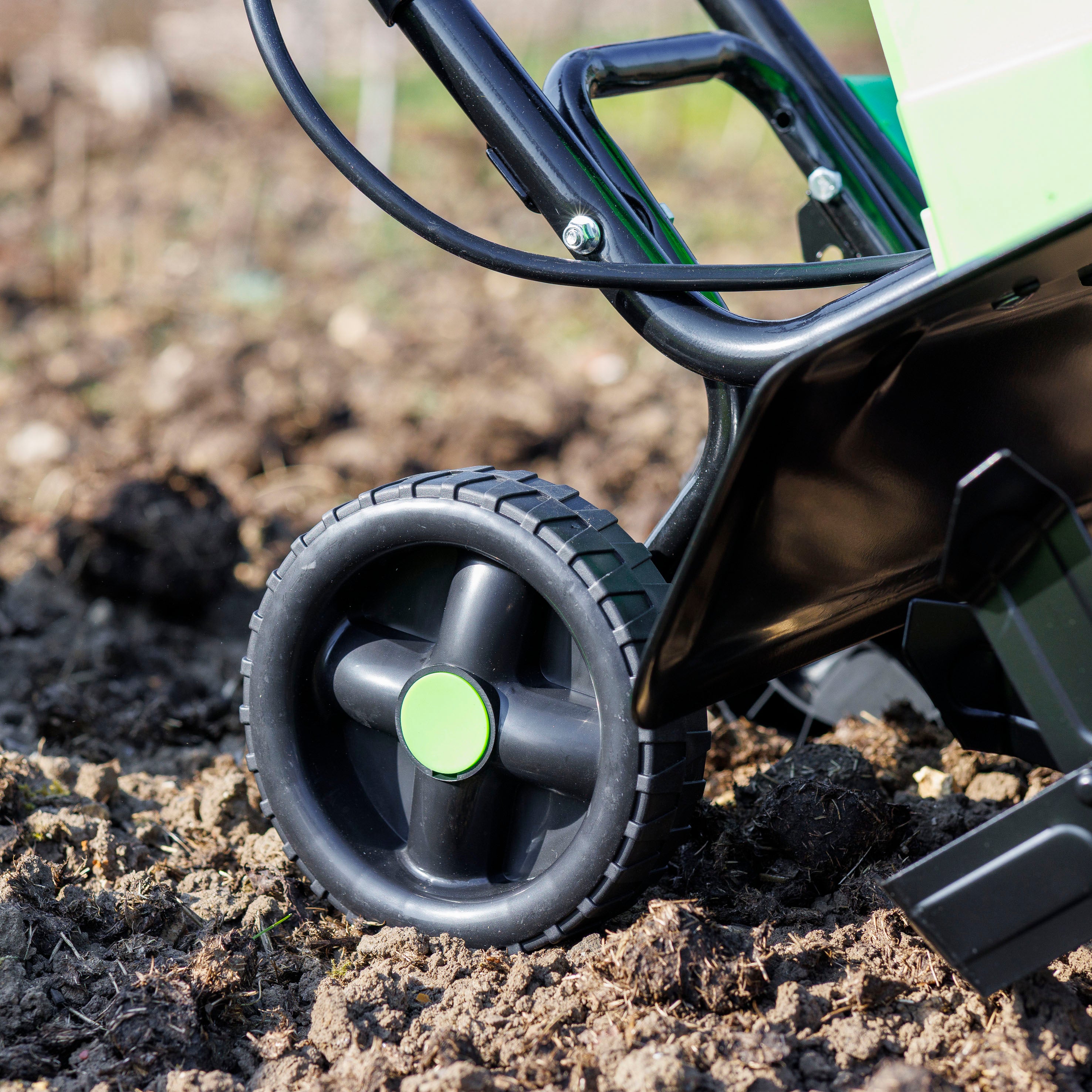 Dellonda DG216 Scarifiers Action shot - wheel