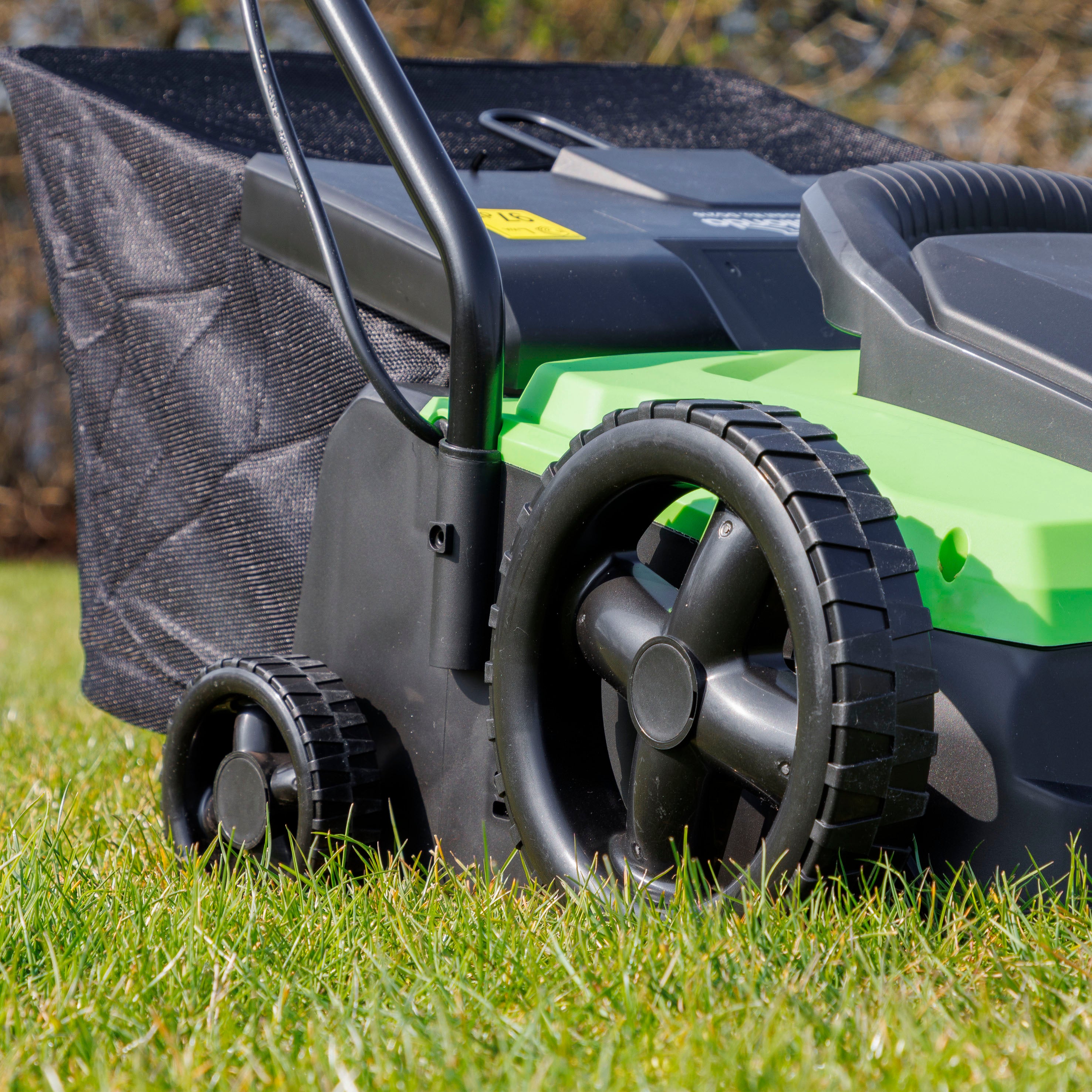 Dellonda DG216 Scarifiers Action shot - wheels