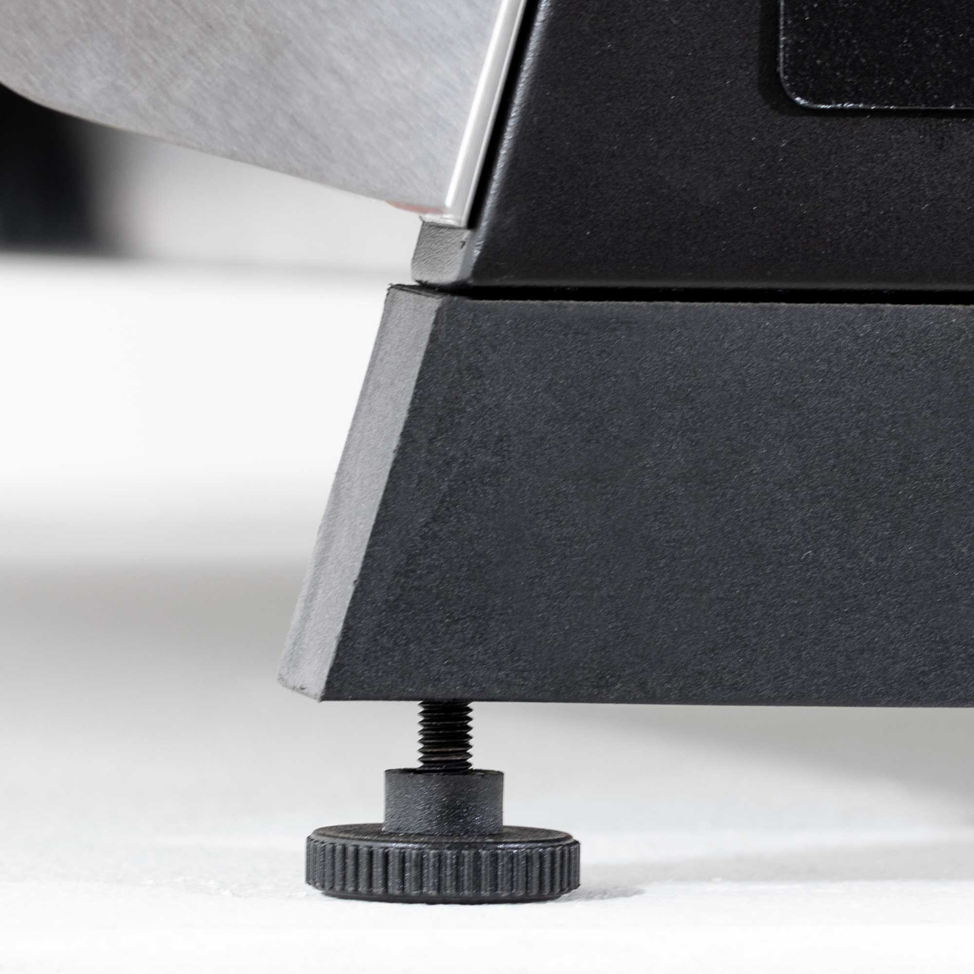 Dellonda DG276 Plancha Grills Action shot - adjustable - feet