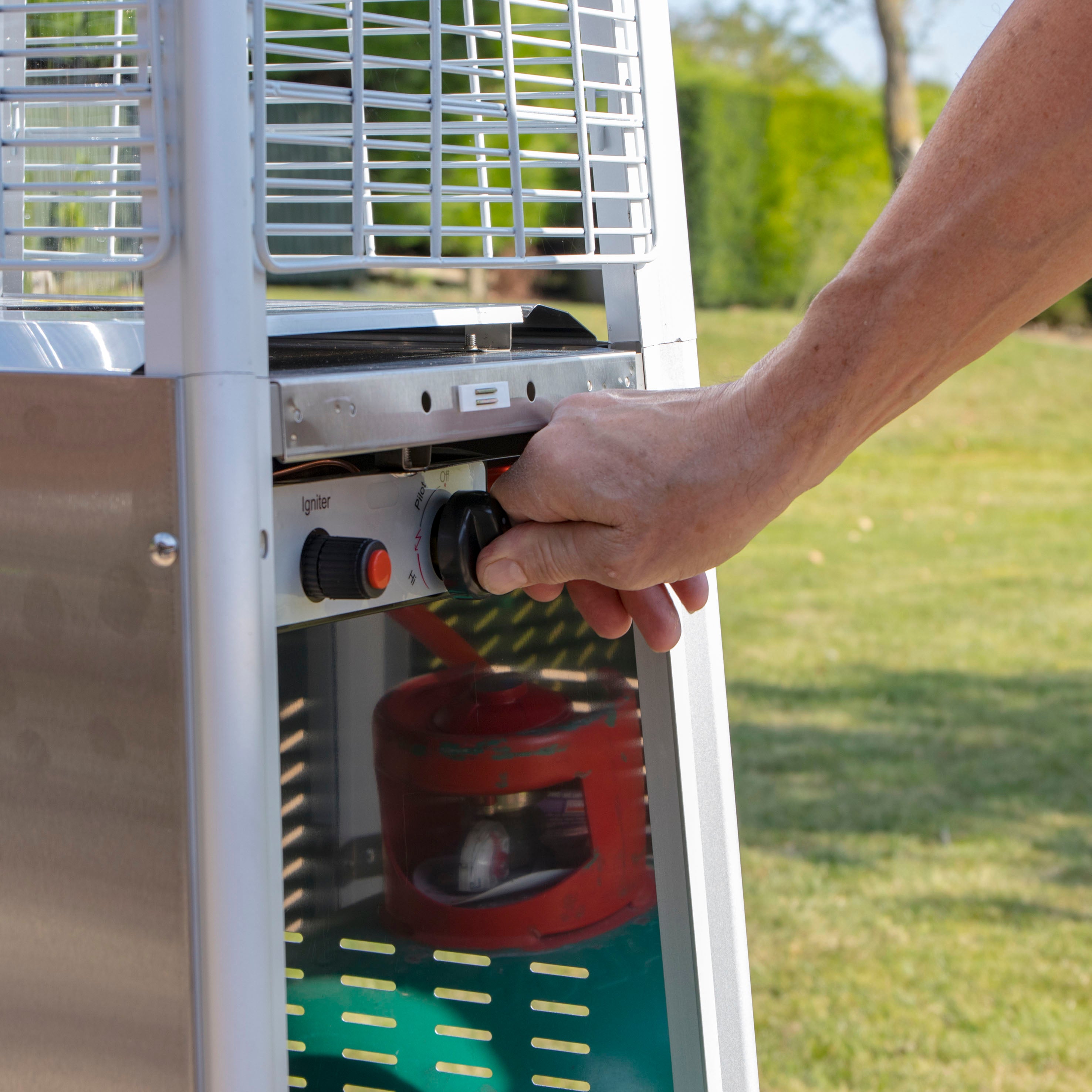 Dellonda DG99 Patio Heaters Action shot - turning - gas - on