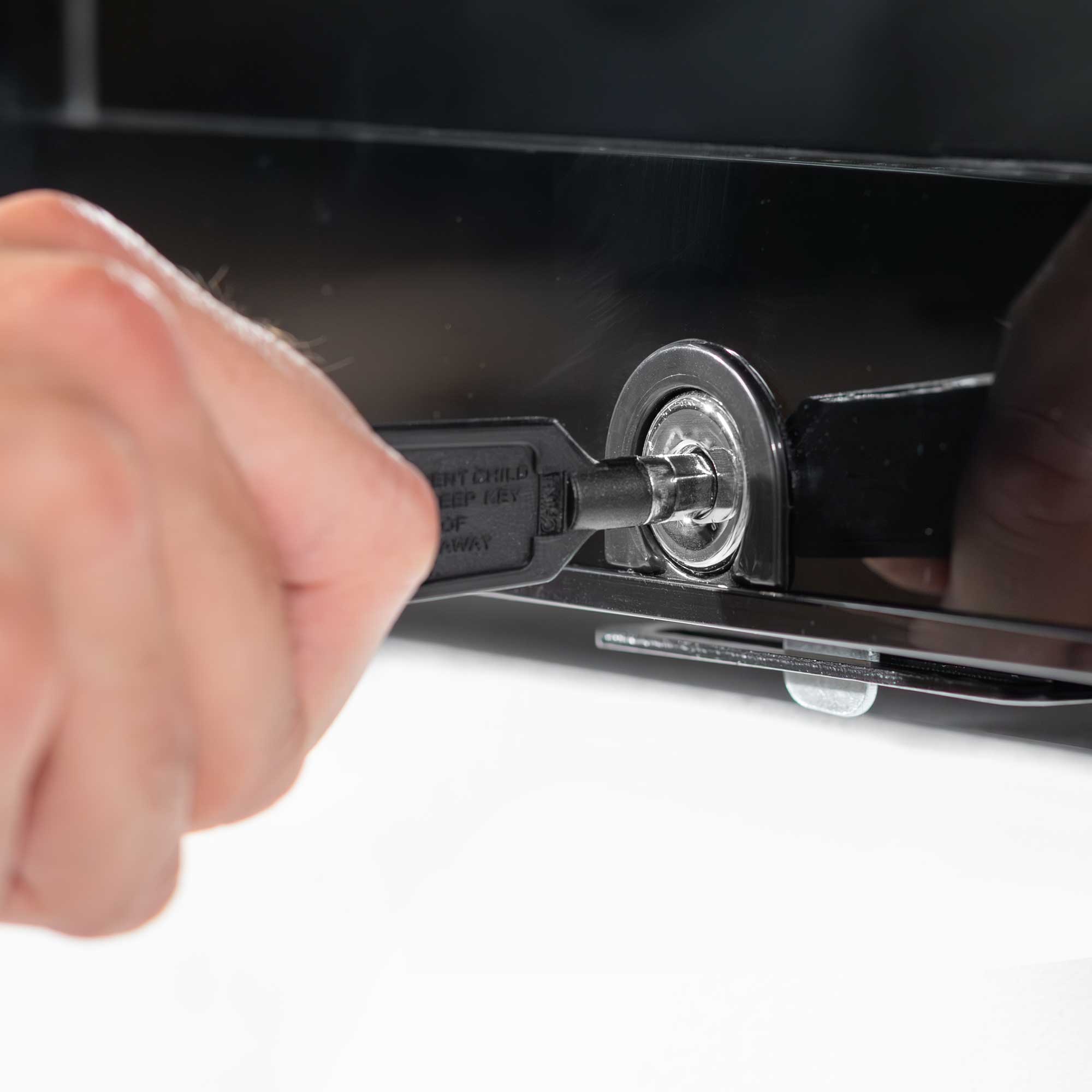 Baridi DH223 Drinks Fridge Action shot - lock