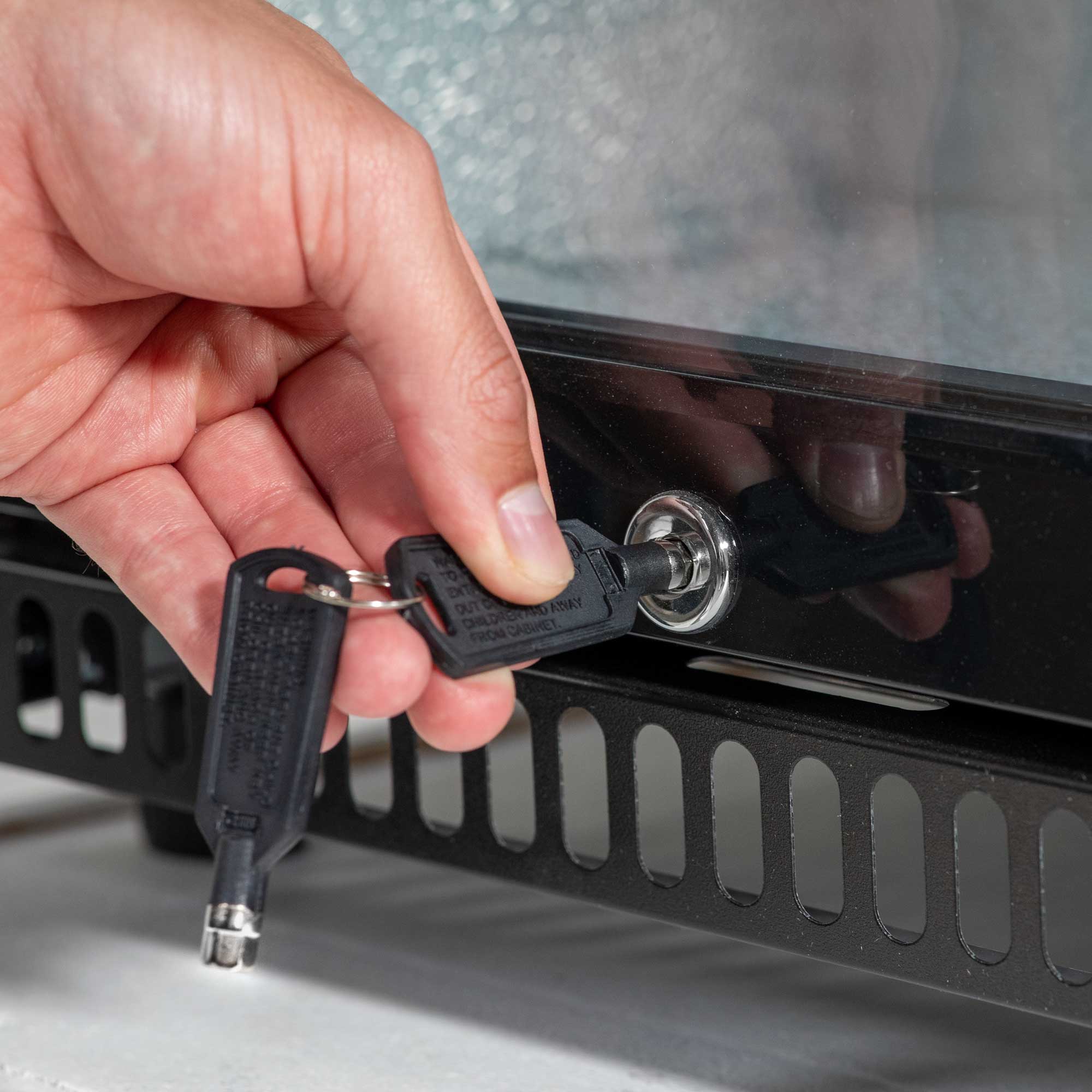 Baridi DH272 Drinks Fridge Action shot - lock