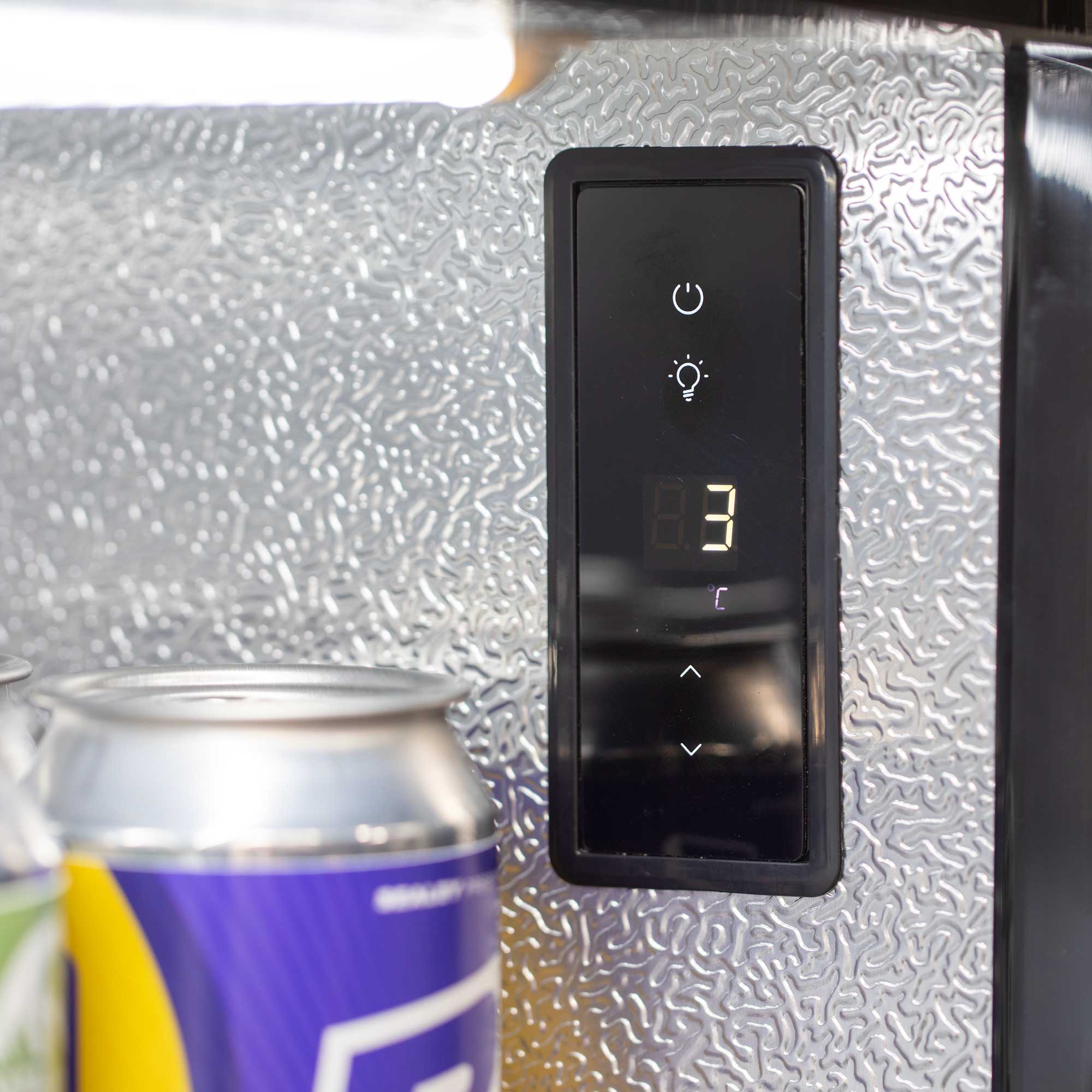 Baridi DH272 Drinks Fridge Action shot - temperature - controls