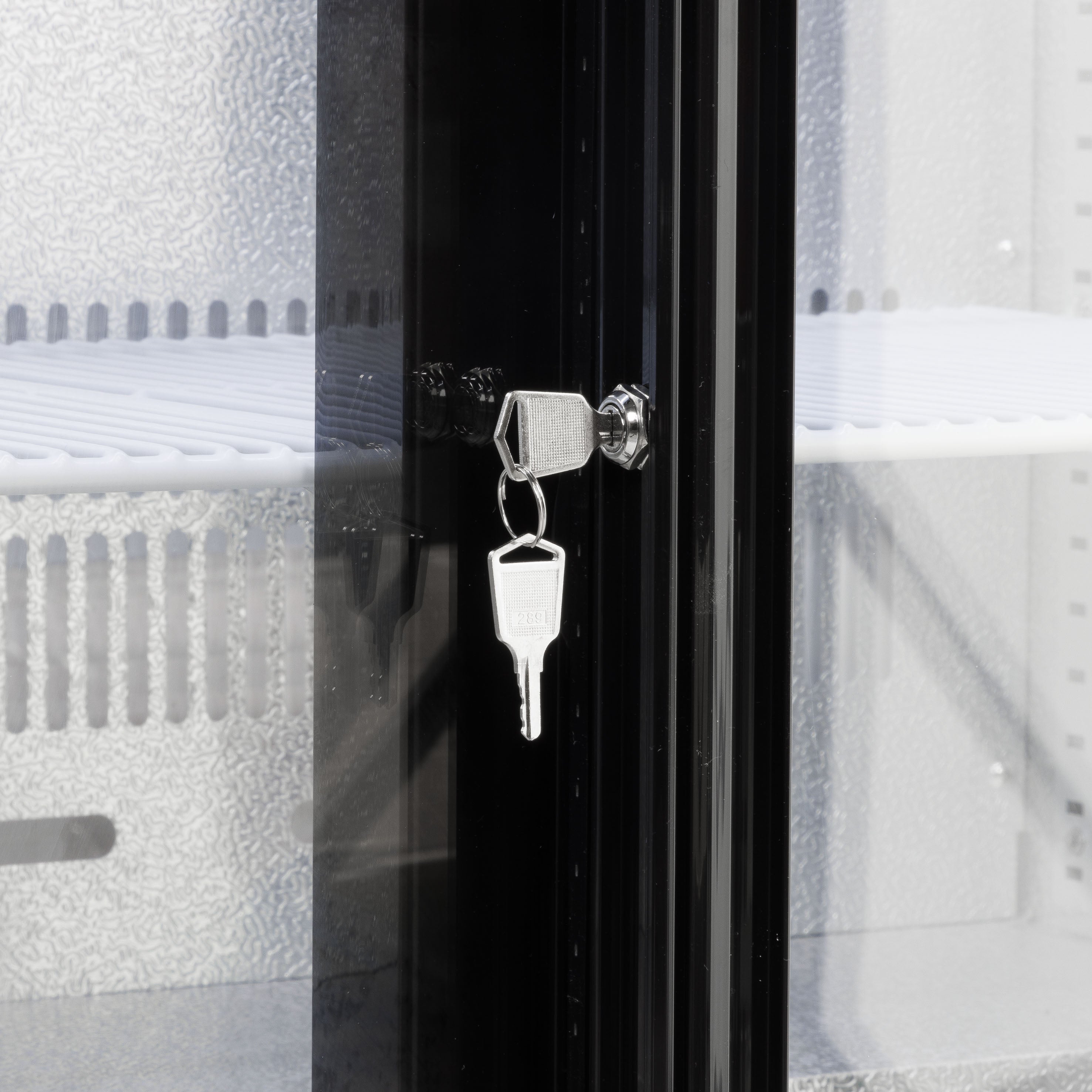 Baridi DH273 Drinks Fridge Action shot - lock