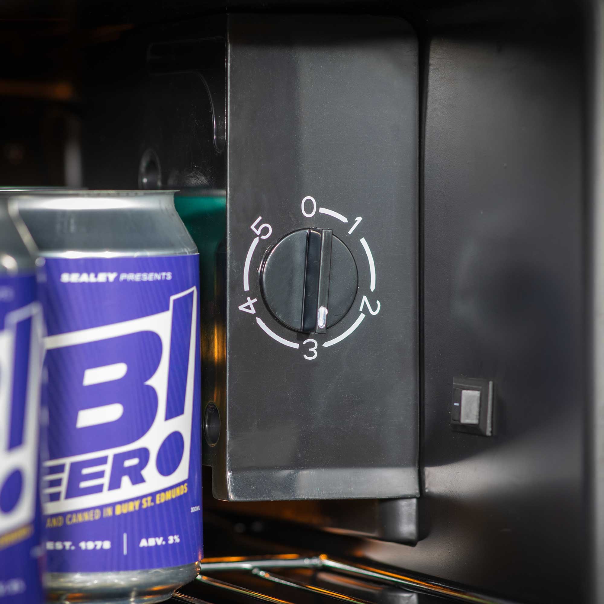 Baridi DH31 Drinks Fridge Action shot - control - knob