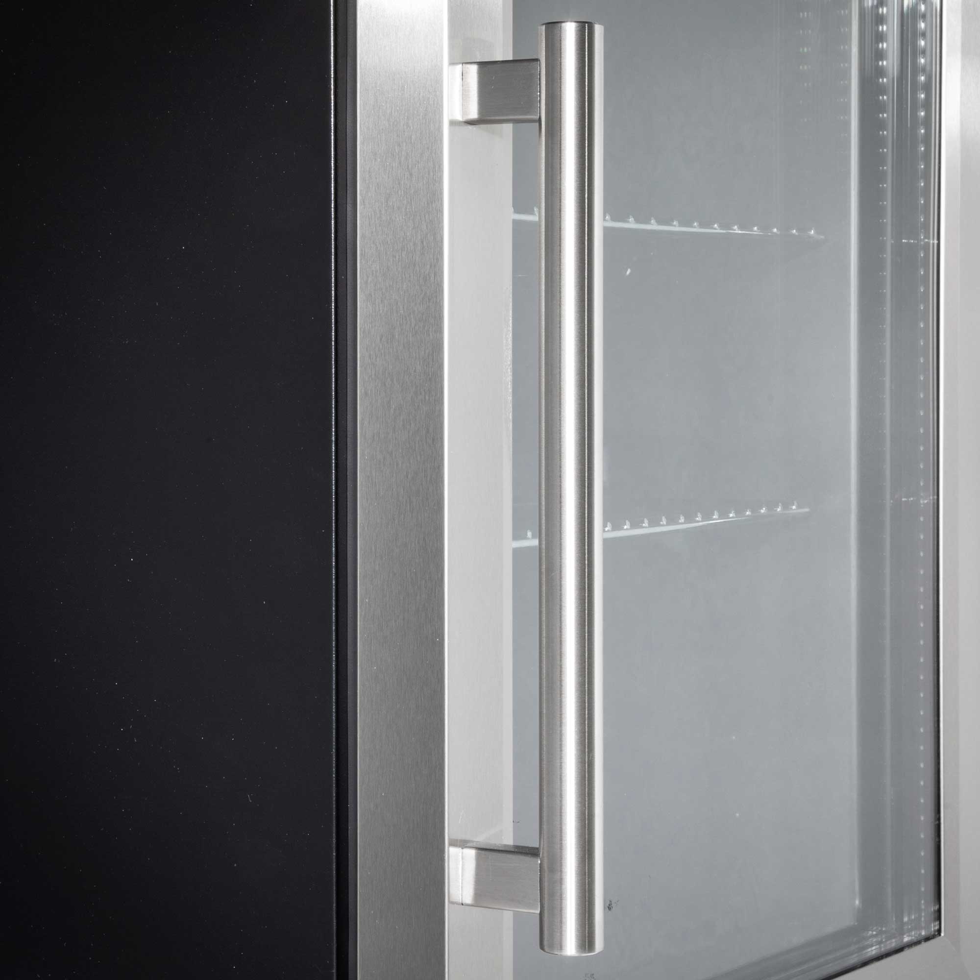 Baridi DH31 Drinks Fridge Action shot - handle