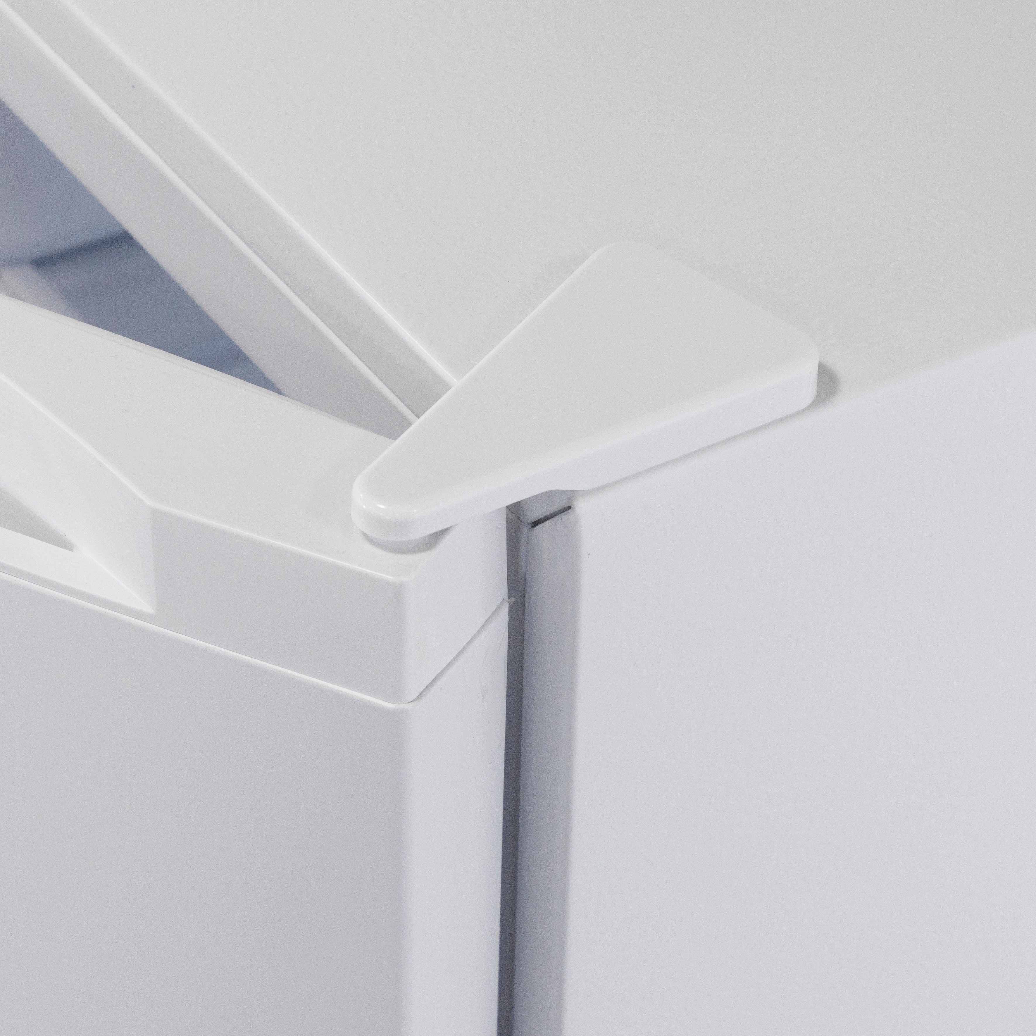 Baridi Freestanding Tall Freezer, 177L Capacity with Reversible Door, White – DH324