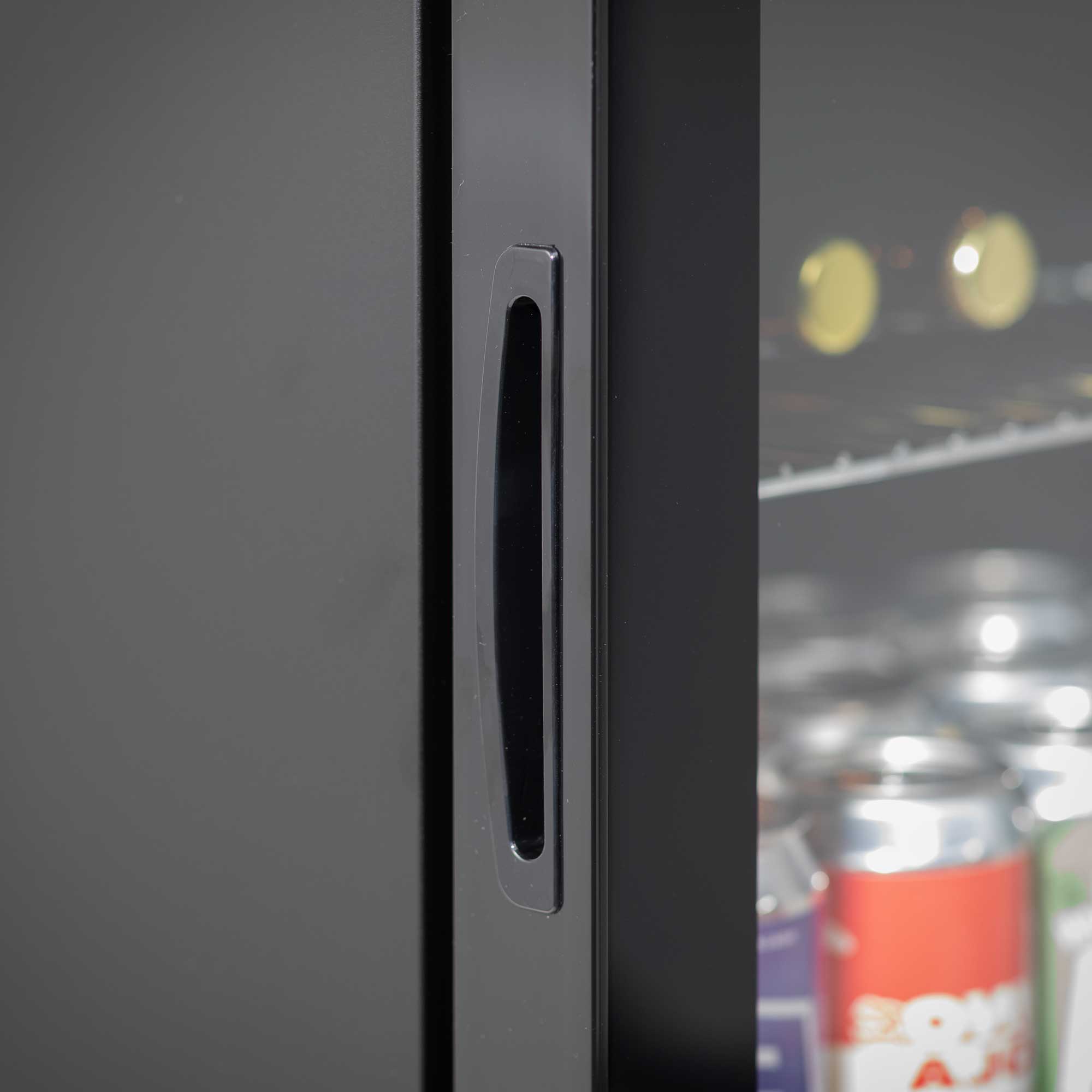 Baridi DH62 Drinks Fridge Action shot - handle