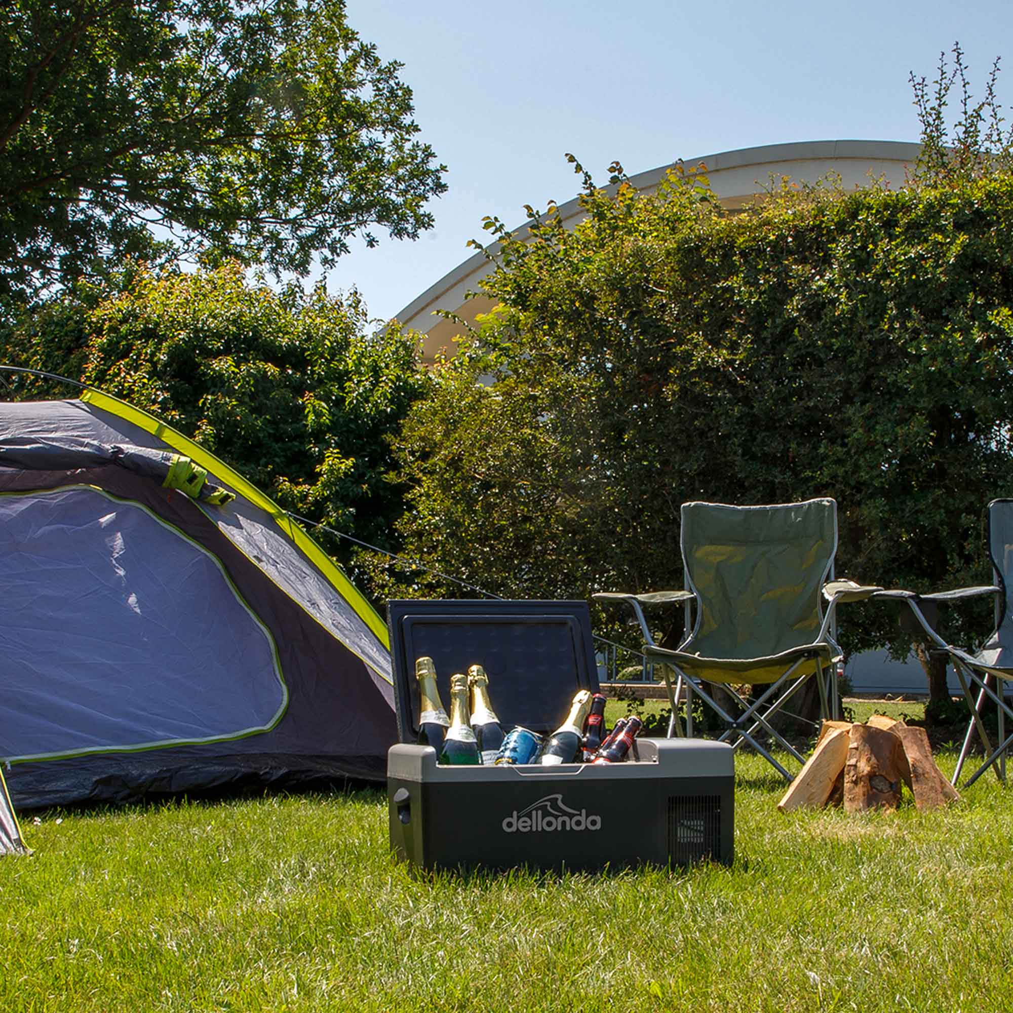 Dellonda DL12 Cool Box Action shot - camping - 3rd perspective