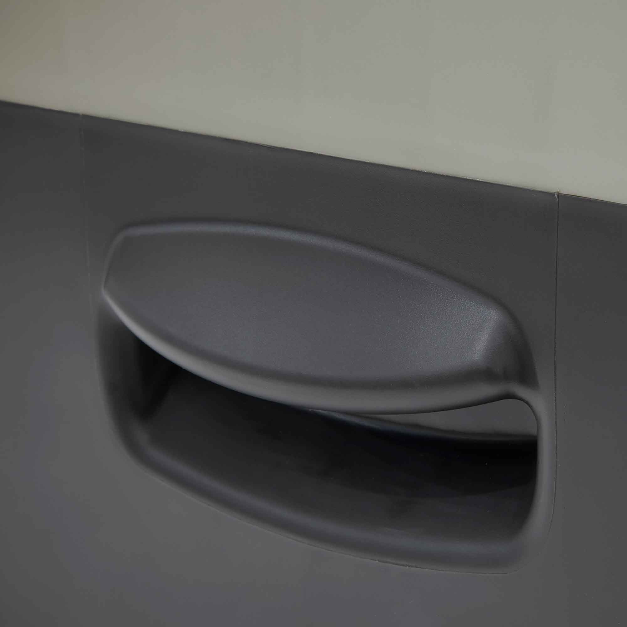 Dellonda DL12 Cool Box Action shot - handle