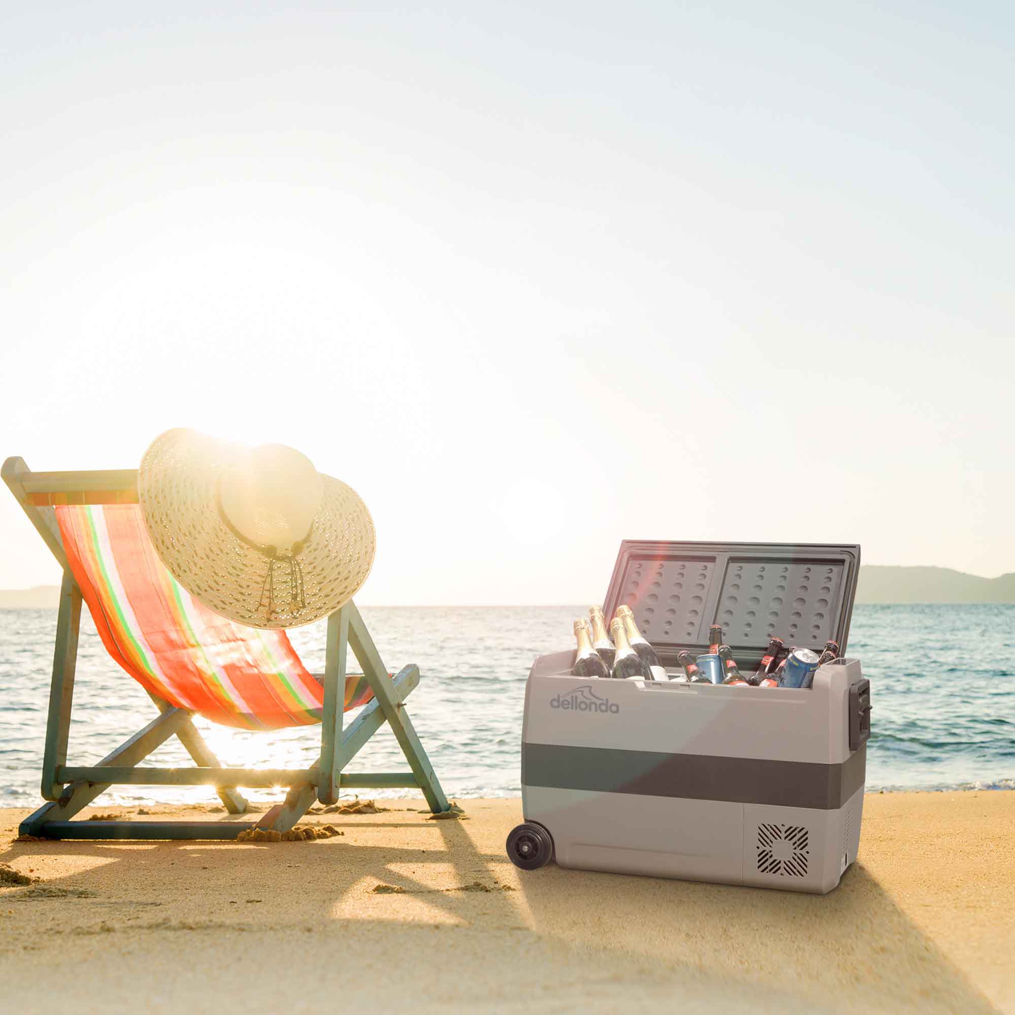 Dellonda DL14 Cool Box Action shot - beach