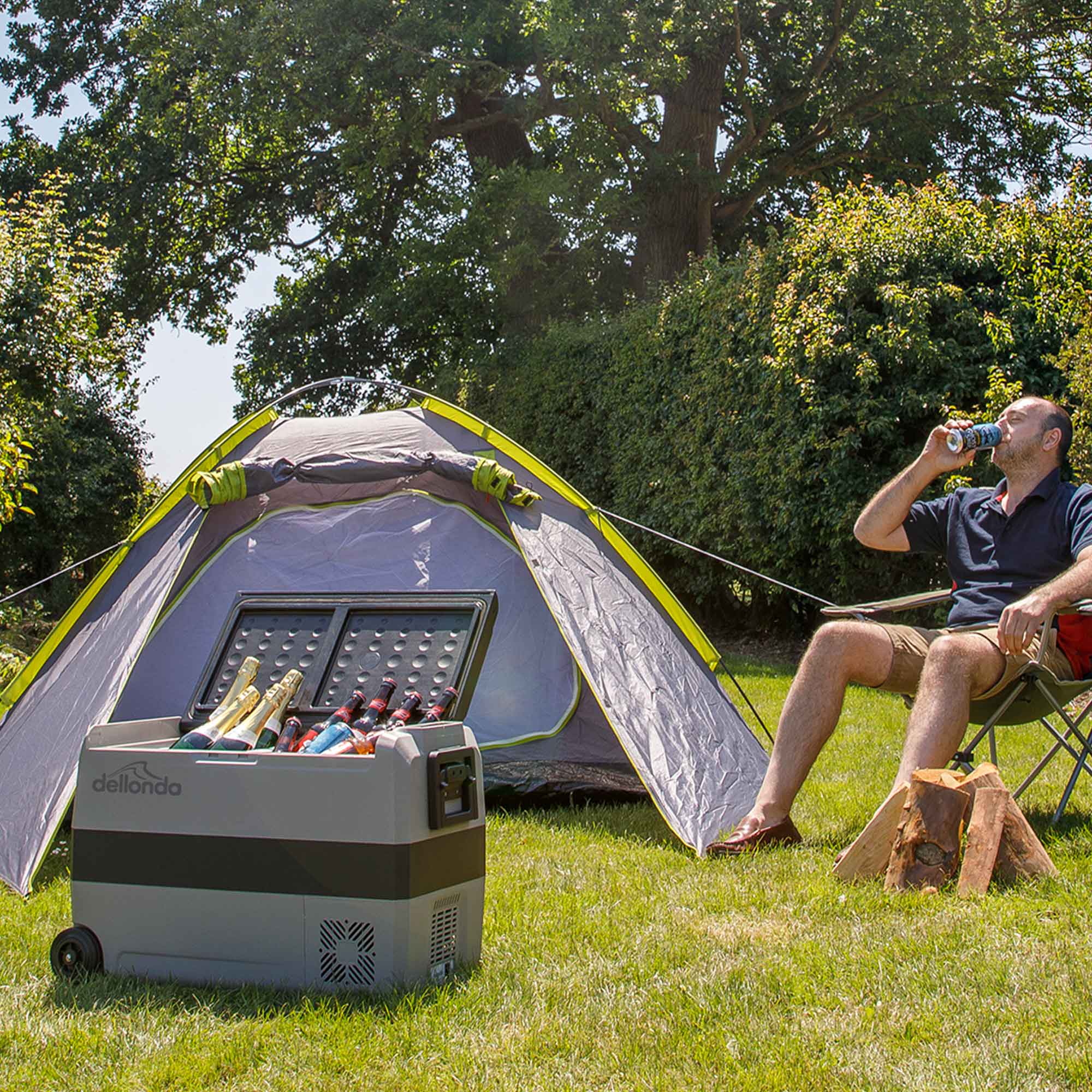 Dellonda DL14 Cool Box Action shot - camping