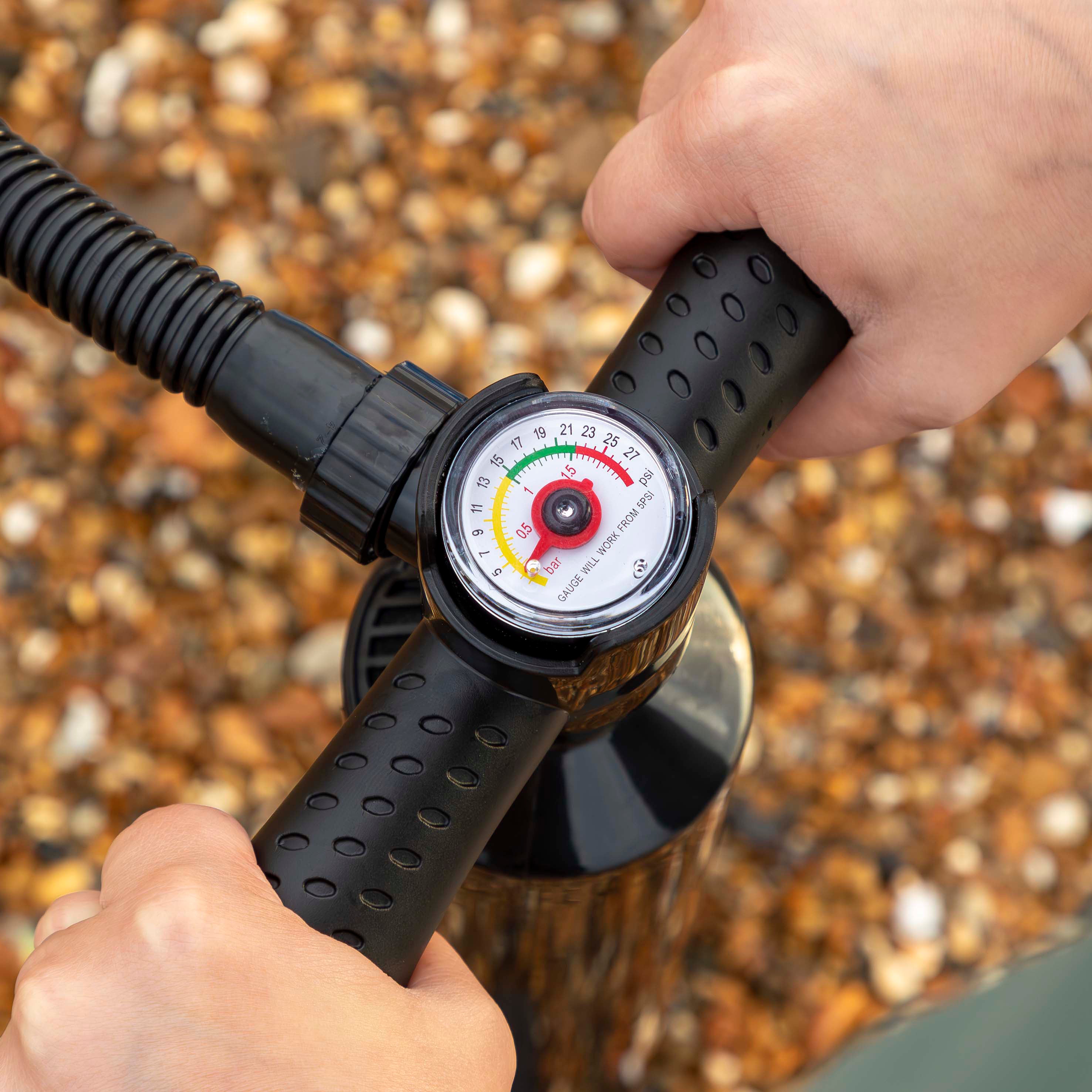 Dellonda DL152 Paddle Board Action shot - pump - close