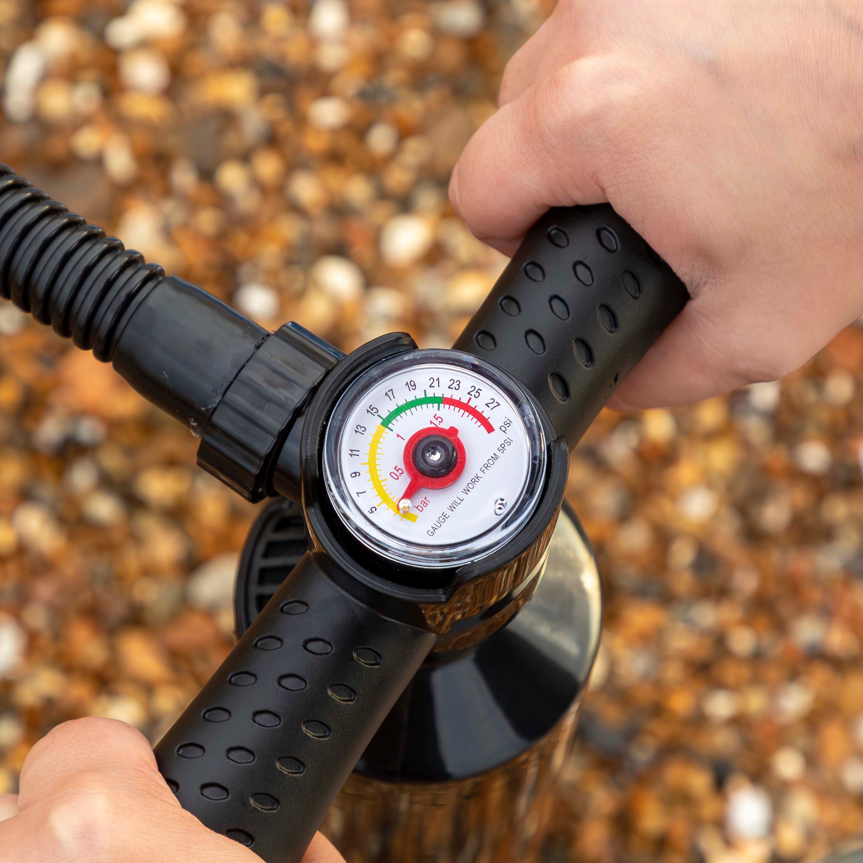 Dellonda DL153 Paddle Board Action shot - pump - close