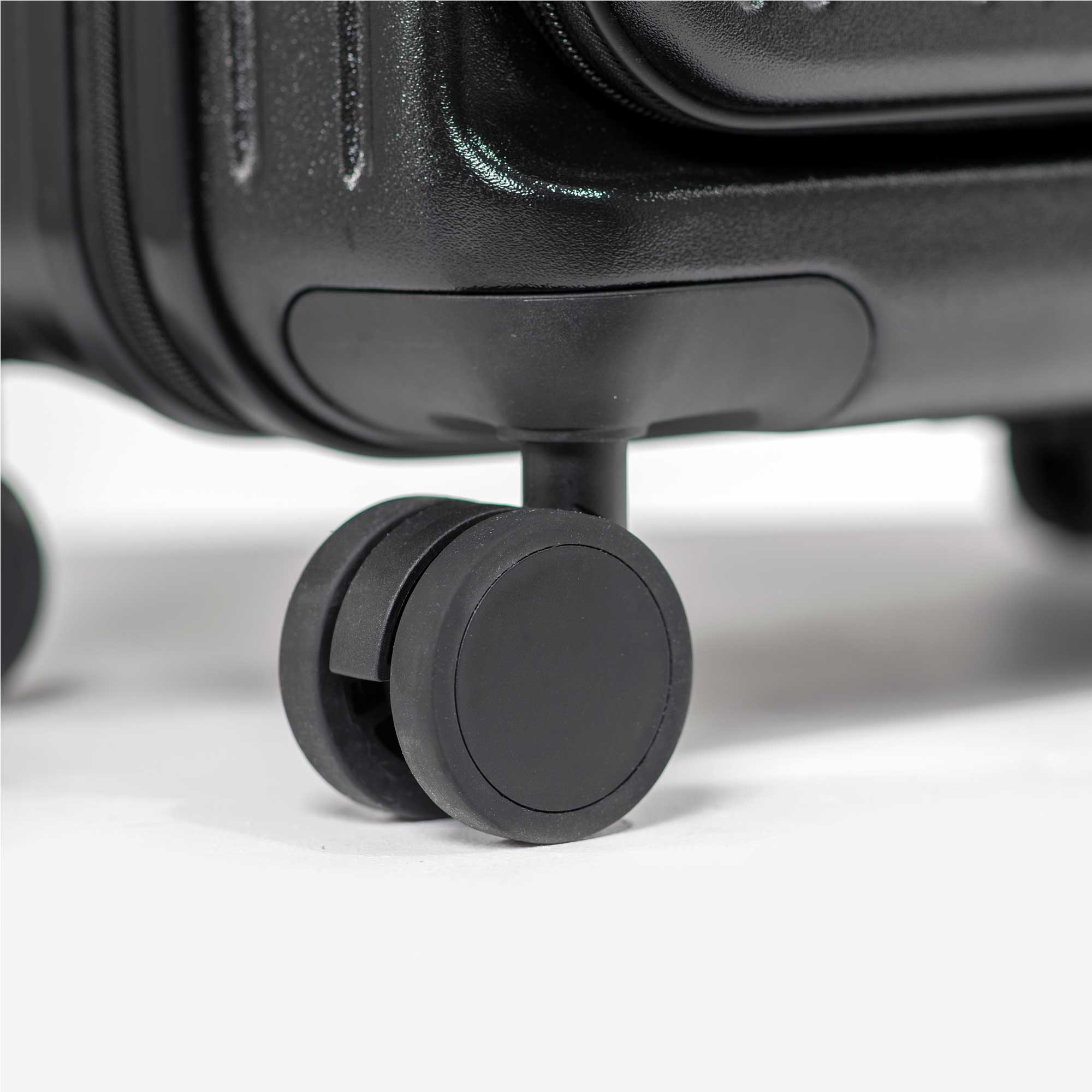 Dellonda DL156 Luggage Action shot - wheel - close