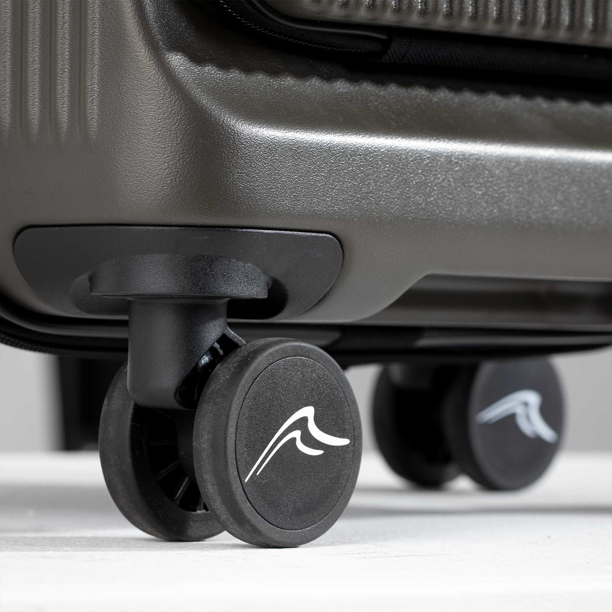 Dellonda DL157 Luggage Action shot - wheel