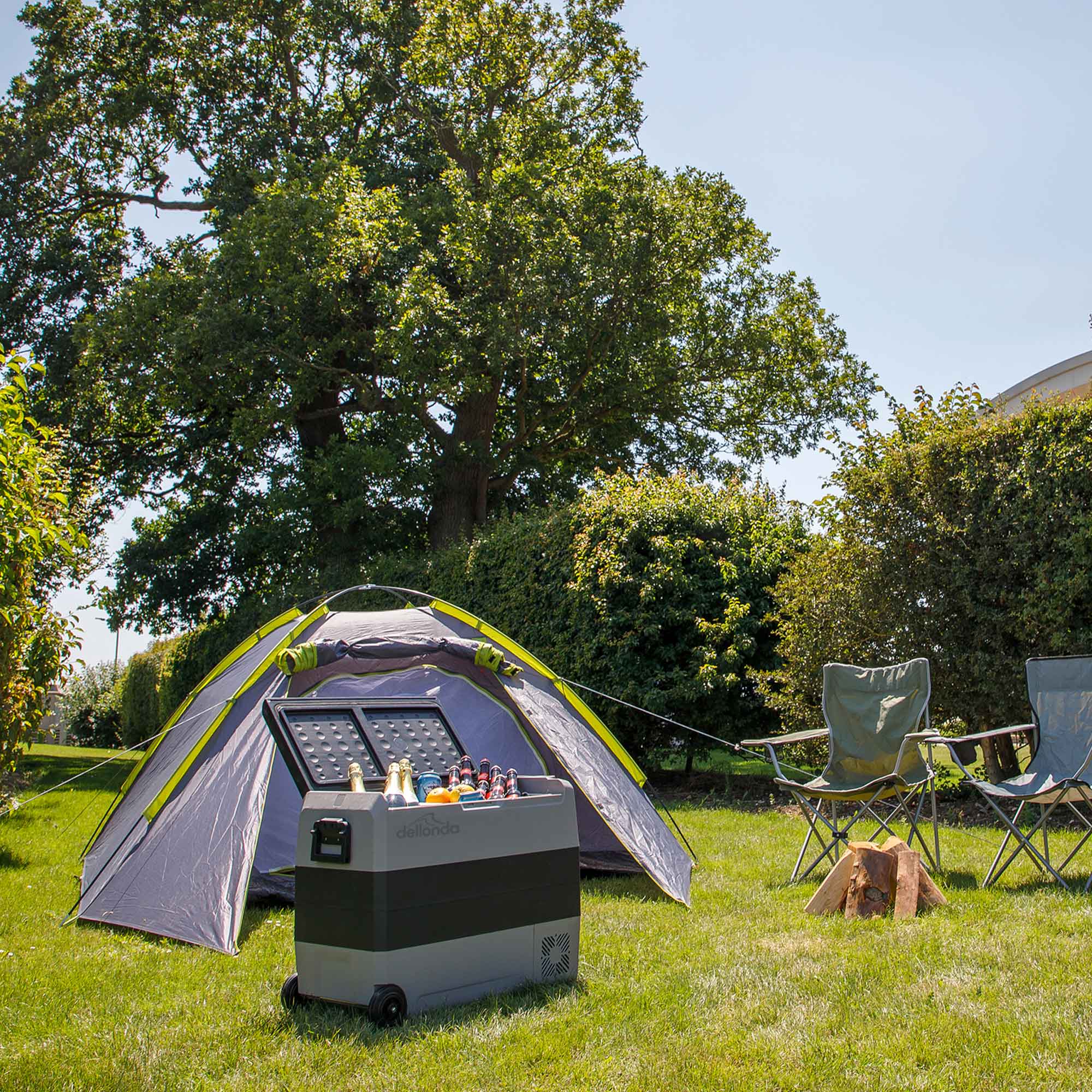 Dellonda DL15 Cool Box Action shot - camping