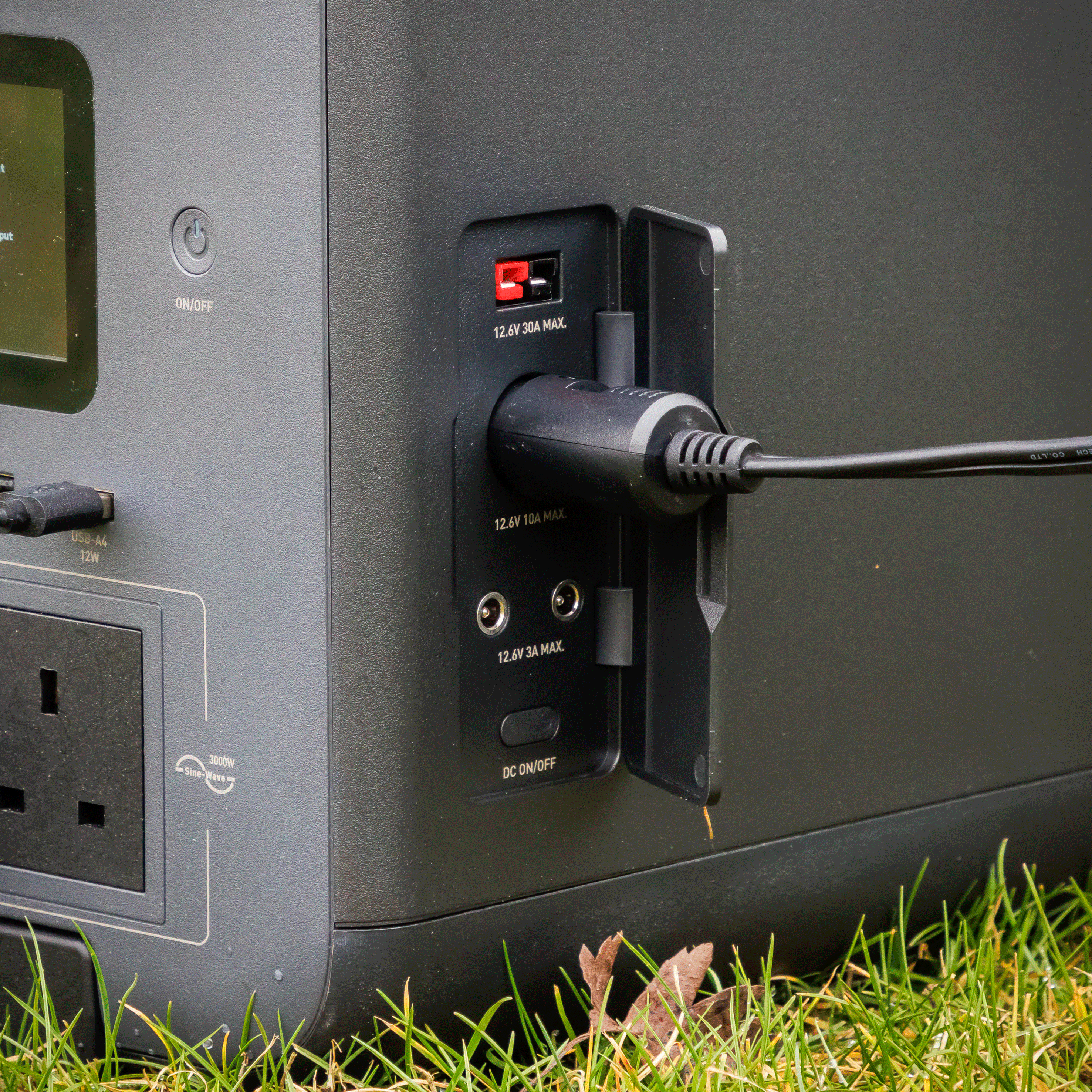 Dellonda DL163 Power Station Action shot - 12v - charger