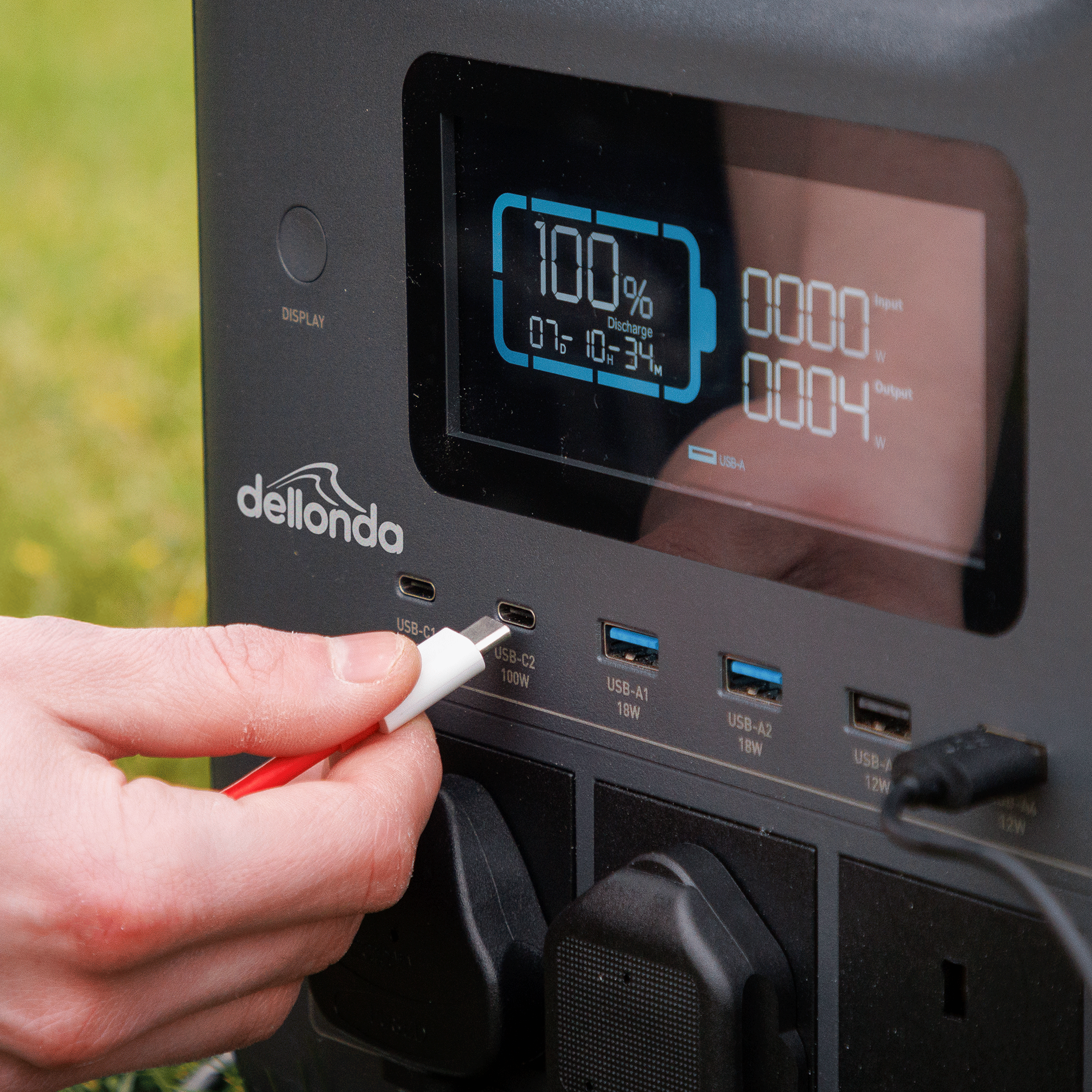 Dellonda DL163 Power Station Action shot - usb