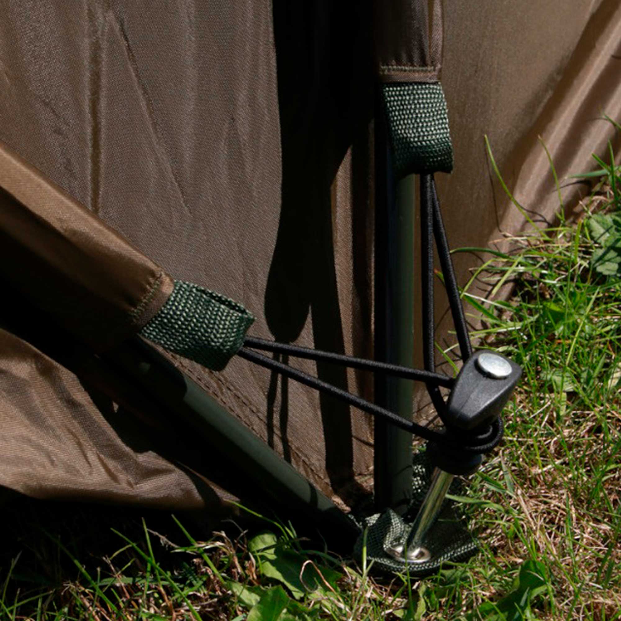Dellonda DL75 Bivouac Action shot - peg in hole