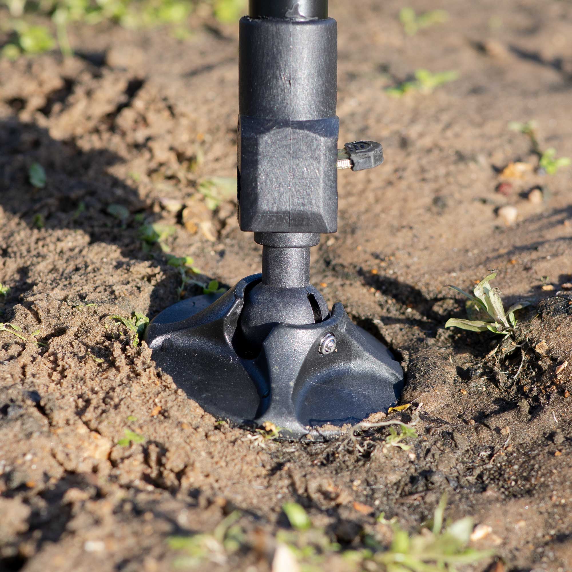 Dellonda DL77 Fishing Chair Action shot - mud - feet - 2