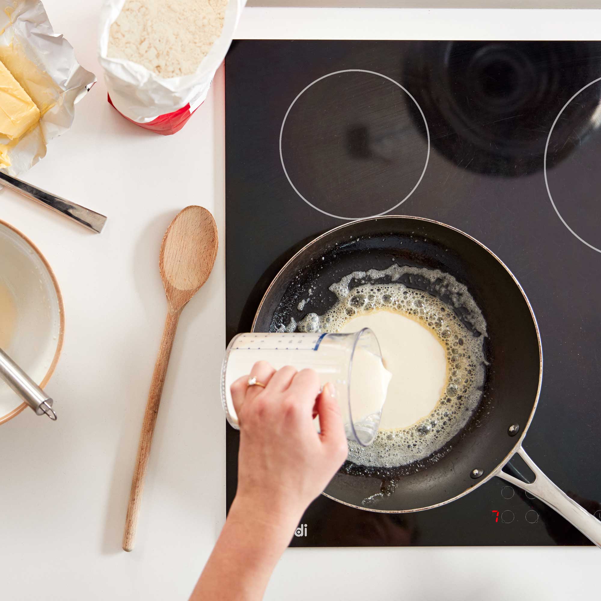 Baridi 4 Zone Ceramic Hob, 5 Function Fan-Assisted Oven & Chimney Style Cooker Hood Bundle - DH188 - Dellonda