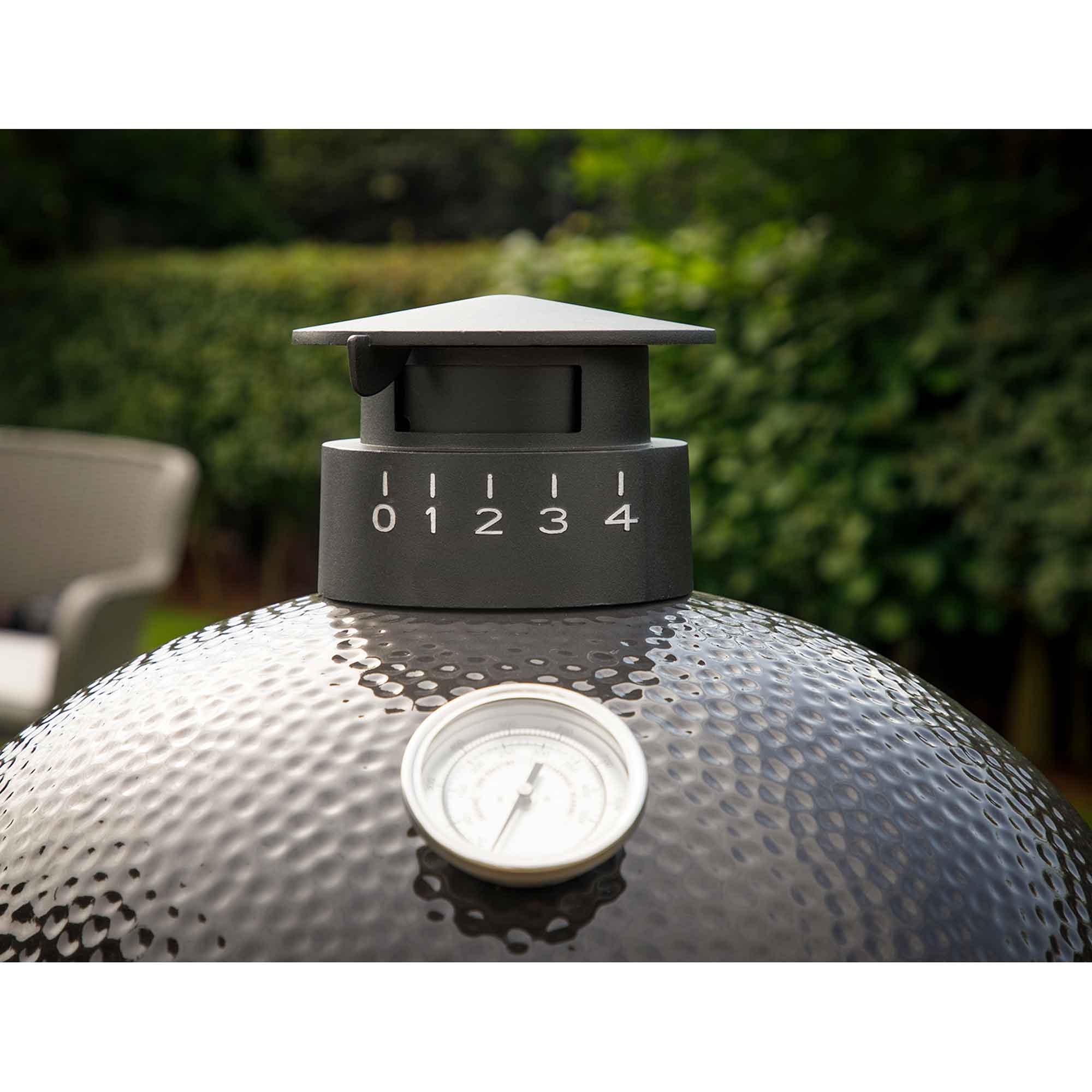 Dellonda DG159 Kamado Grills Action shot - regulation - gauge