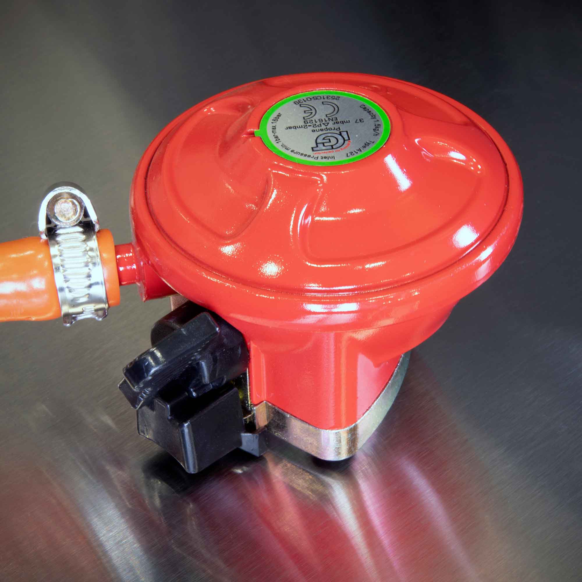 Dellonda DG16 Barbecues Action shot - gas - connector