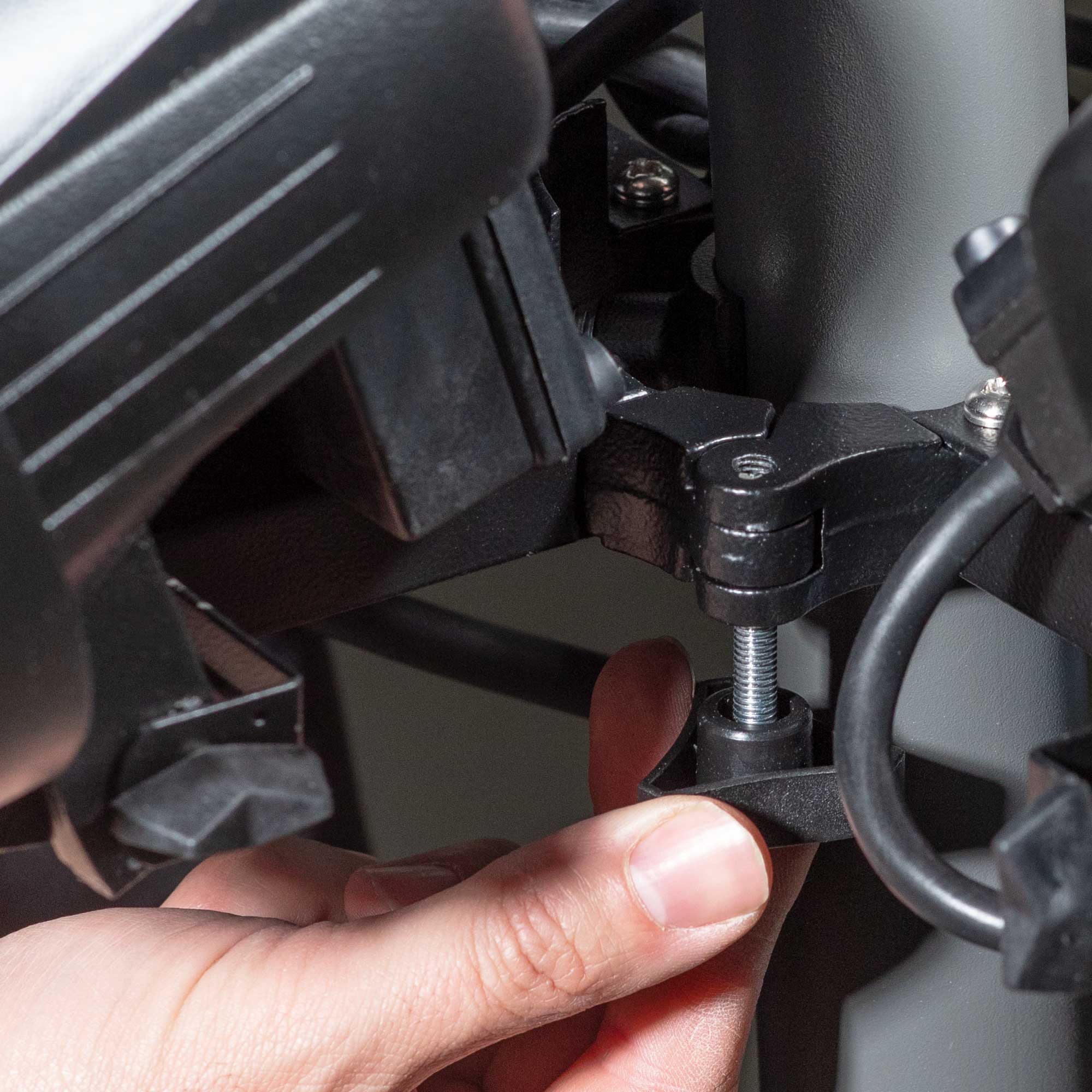 Dellonda DG178 Electric Patio Heaters Action shot - tightening - knob