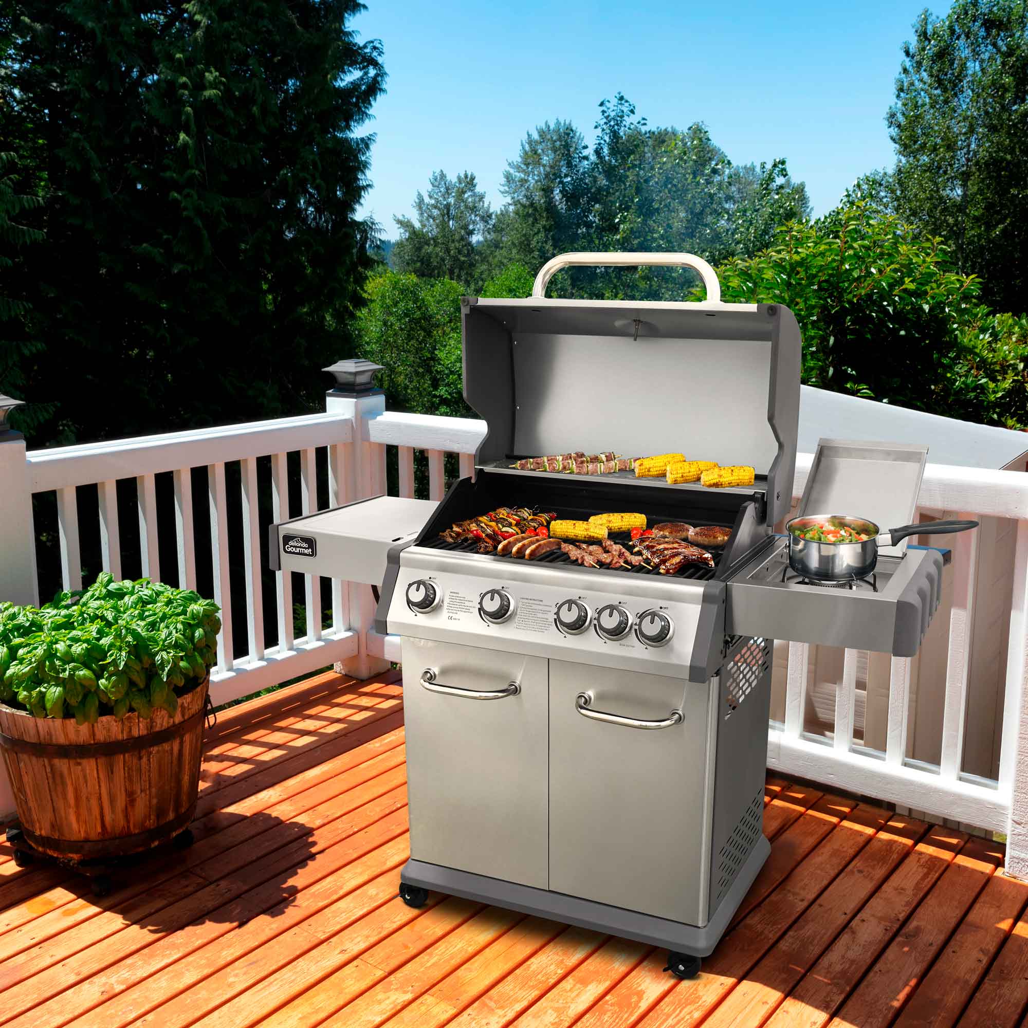 Dellonda DG17 Barbecues Action shot - in garden