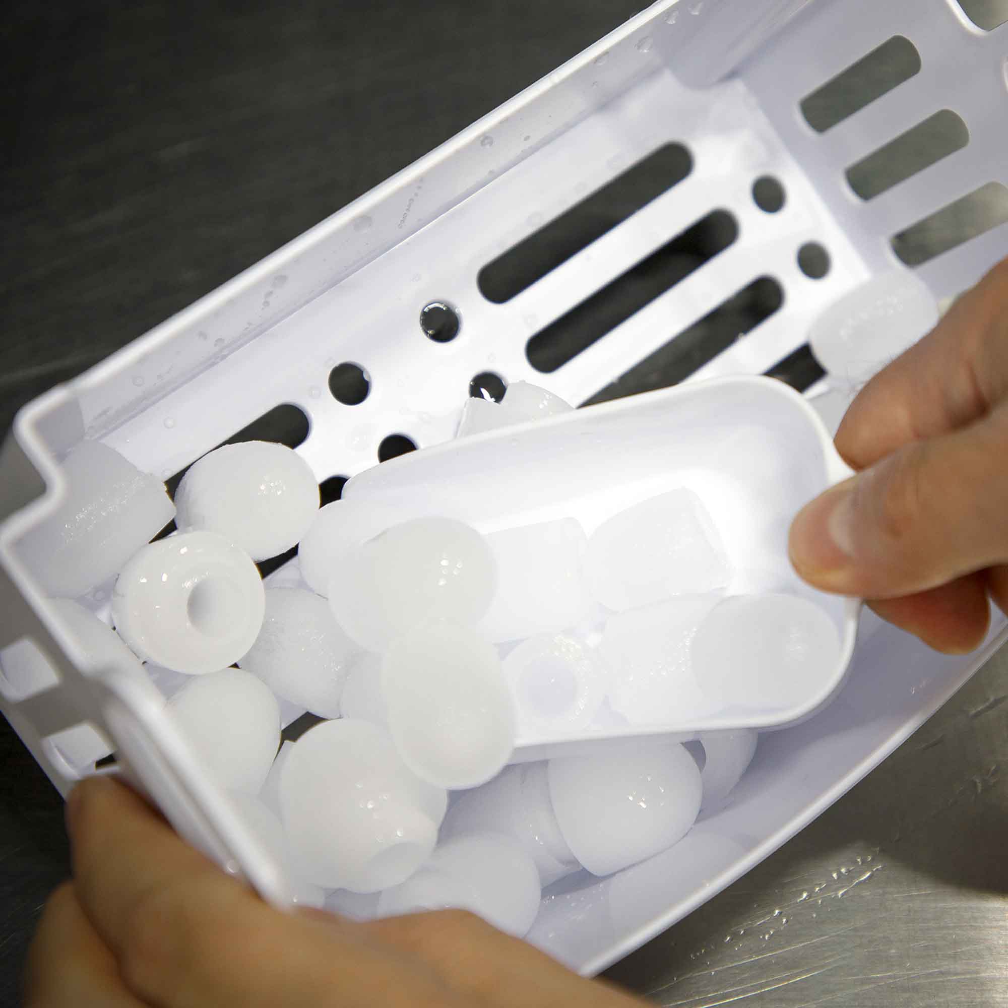 Baridi DH52 Ice Cuber Maker Action shot - ice cubes