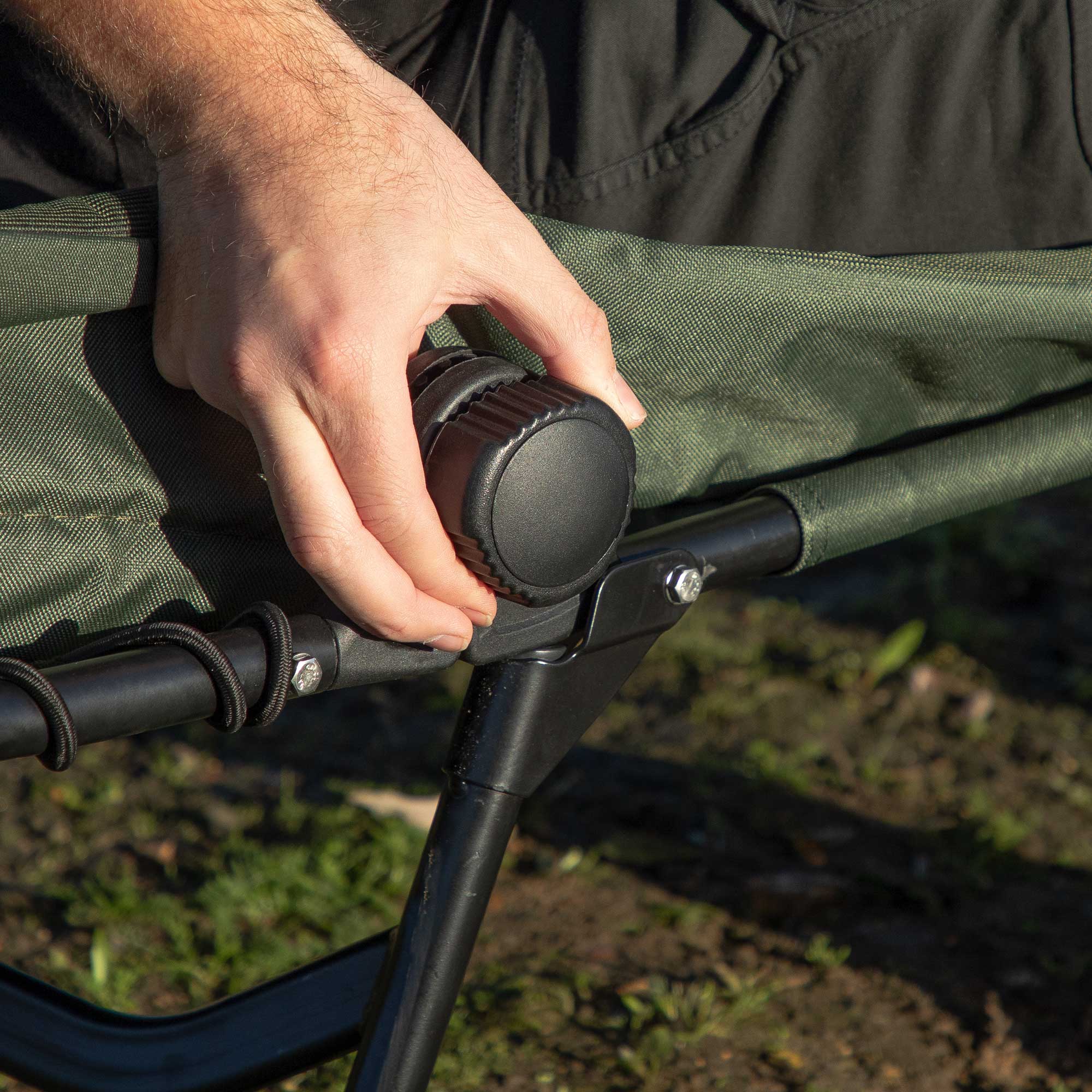 Baridi DH77 Wine Fridges Action shot - lifestyle - recliner - knob