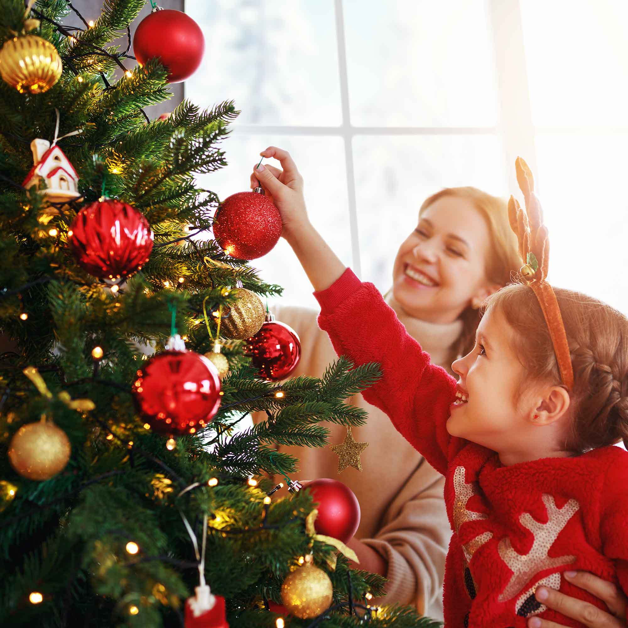 Dellonda DH82 Christmas Trees Action shot - child - putting on decorations