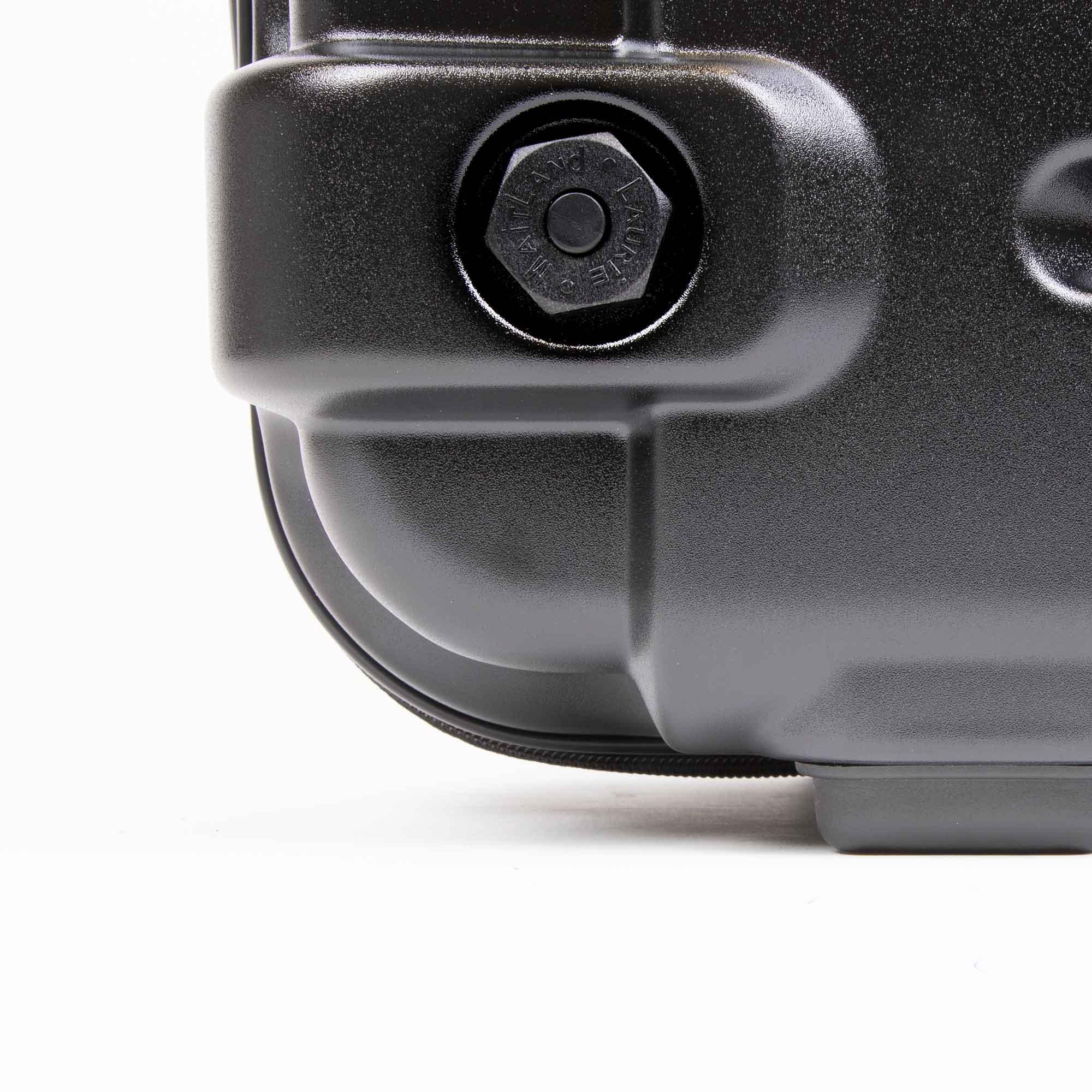 Dellonda DL10 Luggage Action shot - side - foot