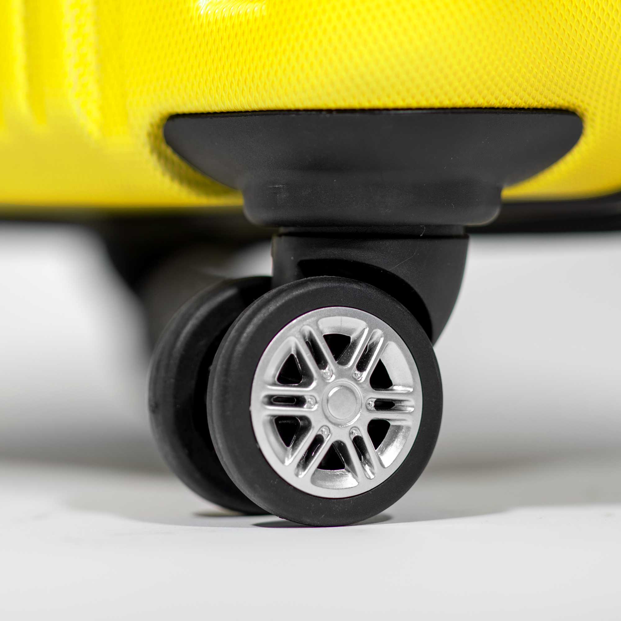 Dellonda DL124 Luggage Action shot - wheel