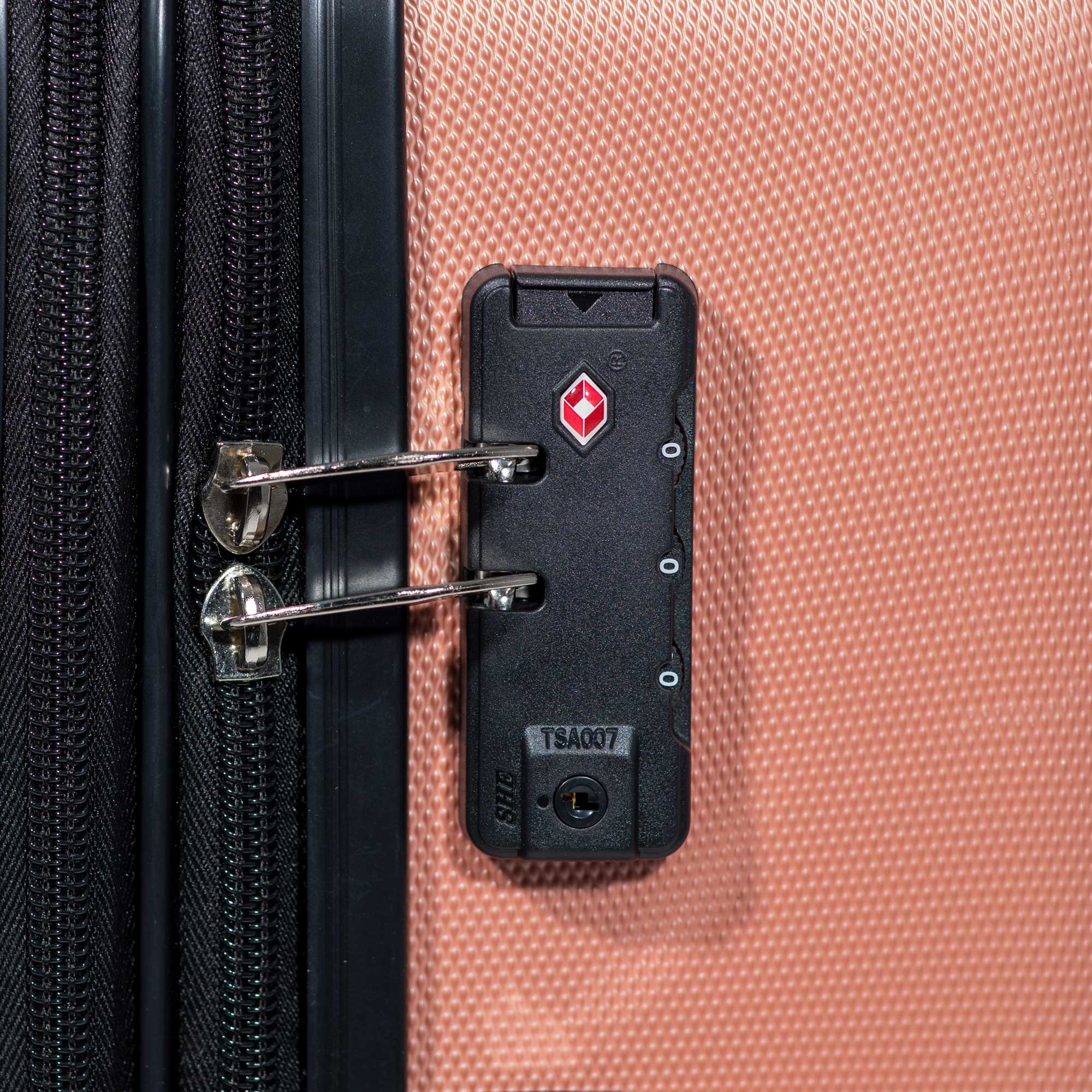 Dellonda DL125 Luggage Action shot - lock