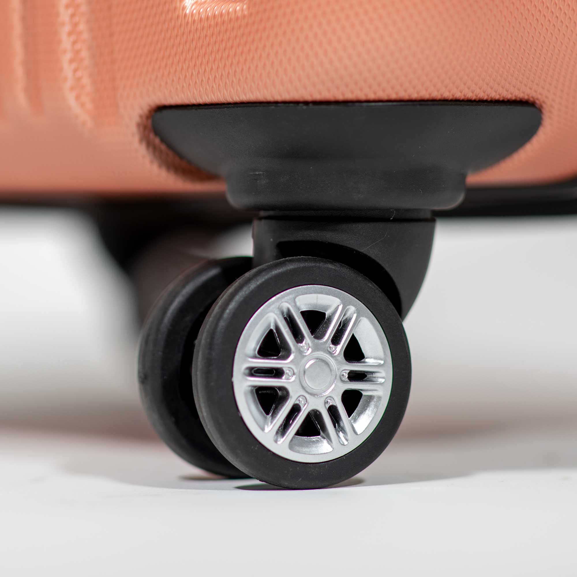 Dellonda DL125 Luggage Action shot - wheel