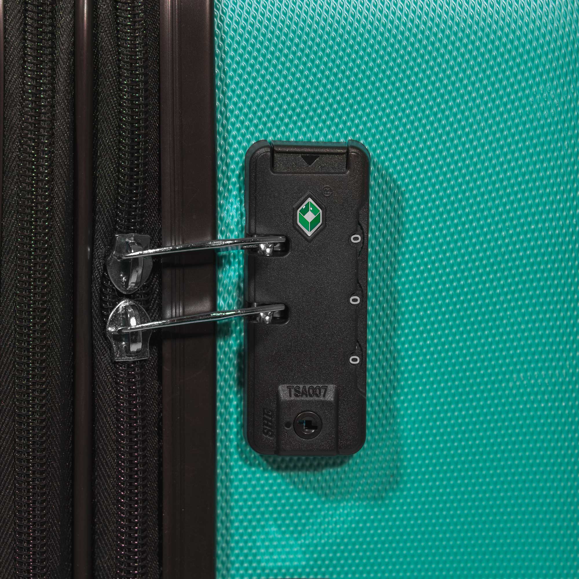Dellonda DL126 Luggage Action shot - lock