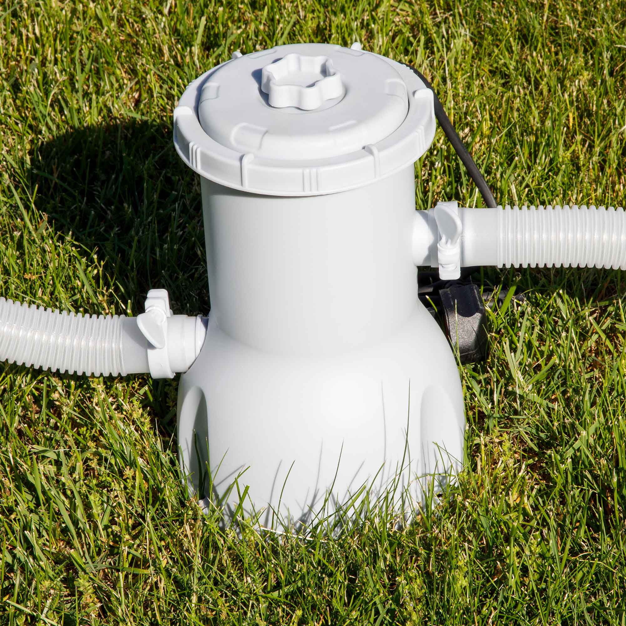 Dellonda DL18 Inflatable Pools Action shot - pump on grass