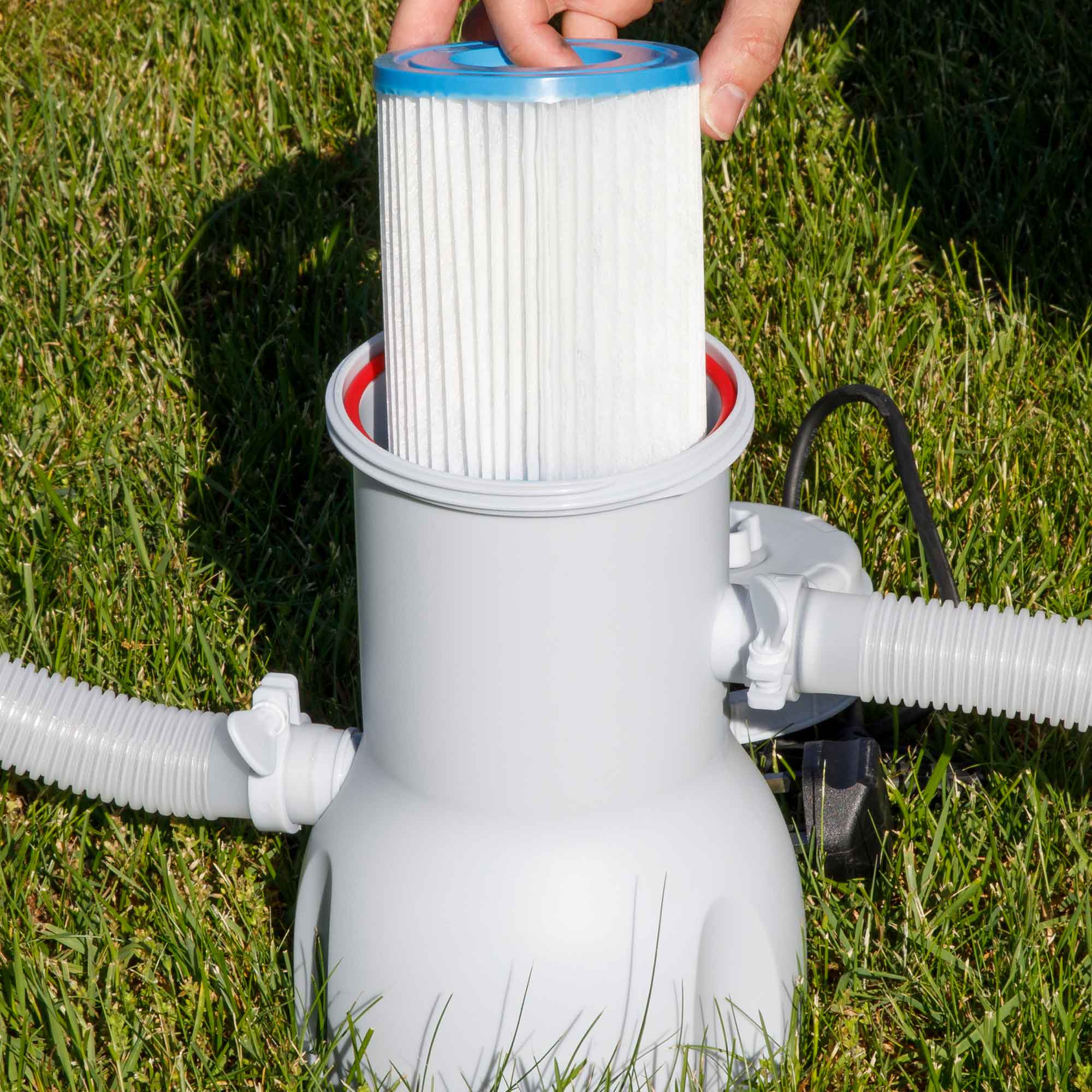 Dellonda DL18 Inflatable Pools Action shot - putting - filter - into - pump