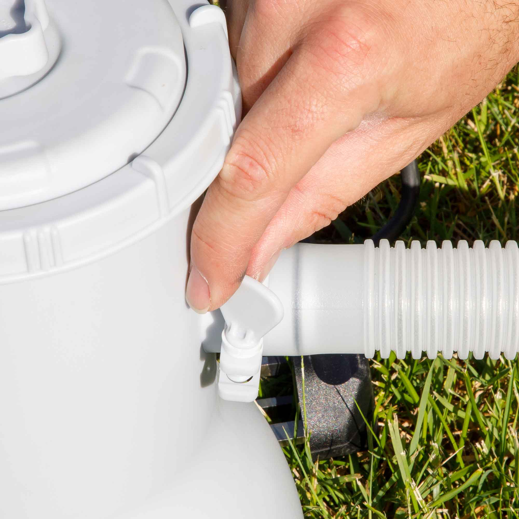 Dellonda DL18 Inflatable Pools Action shot - tightening - pump